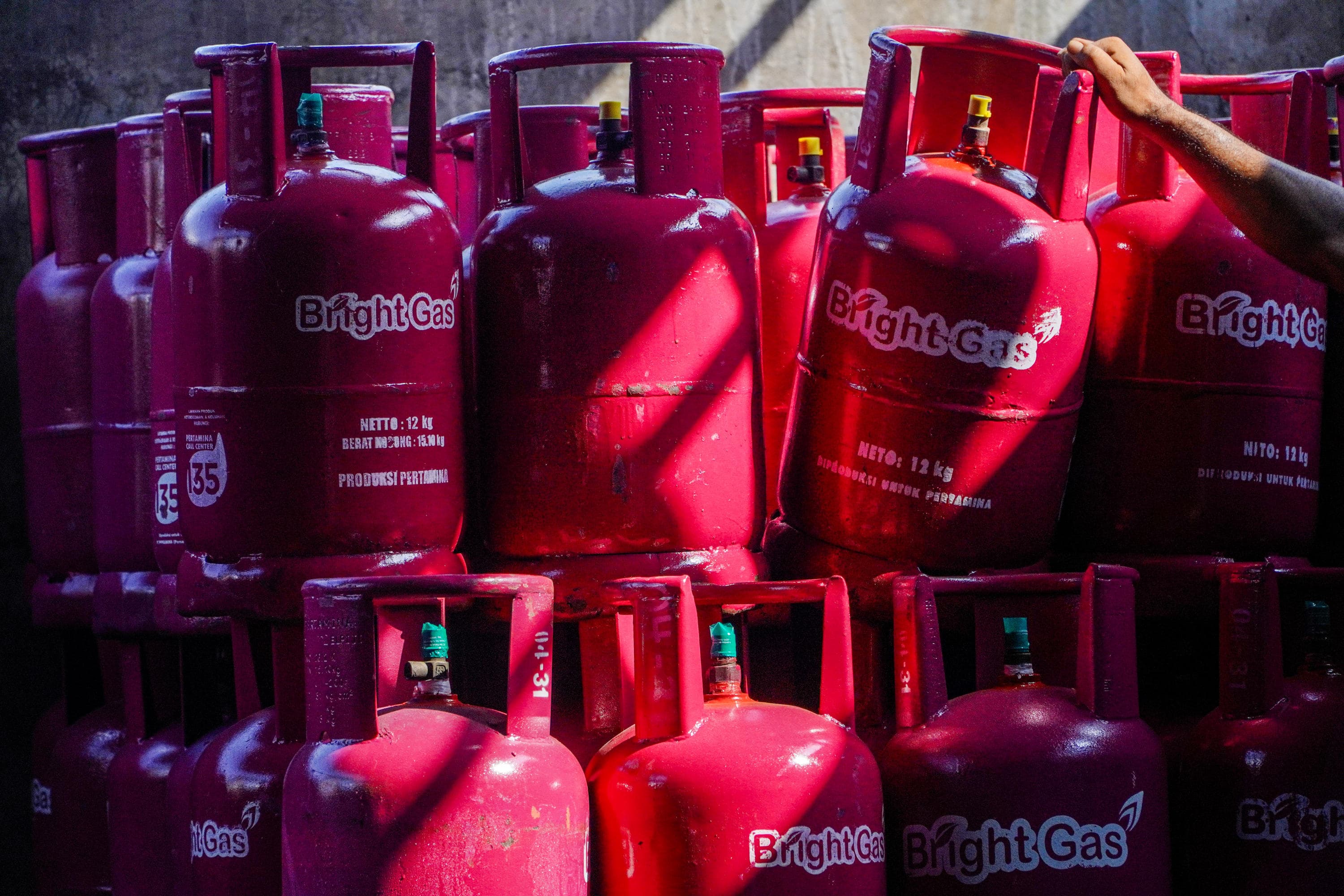 Petugas memindahkan gas LPG nonsubsidi di salah satu agen penjualan di kawasan Pasar Rebo, Jakarta, Senin (20/4/2026). PT Pertamina (Persero) menaikkan harga LPG nonsubsidi nyaris 19 persen pada tabung Bright Gas 5,5 kg dan 12 kg seiring dengan naiknya harga minyak mentah dan gas karena perang. AKURAT.CO/Endra Prakoso