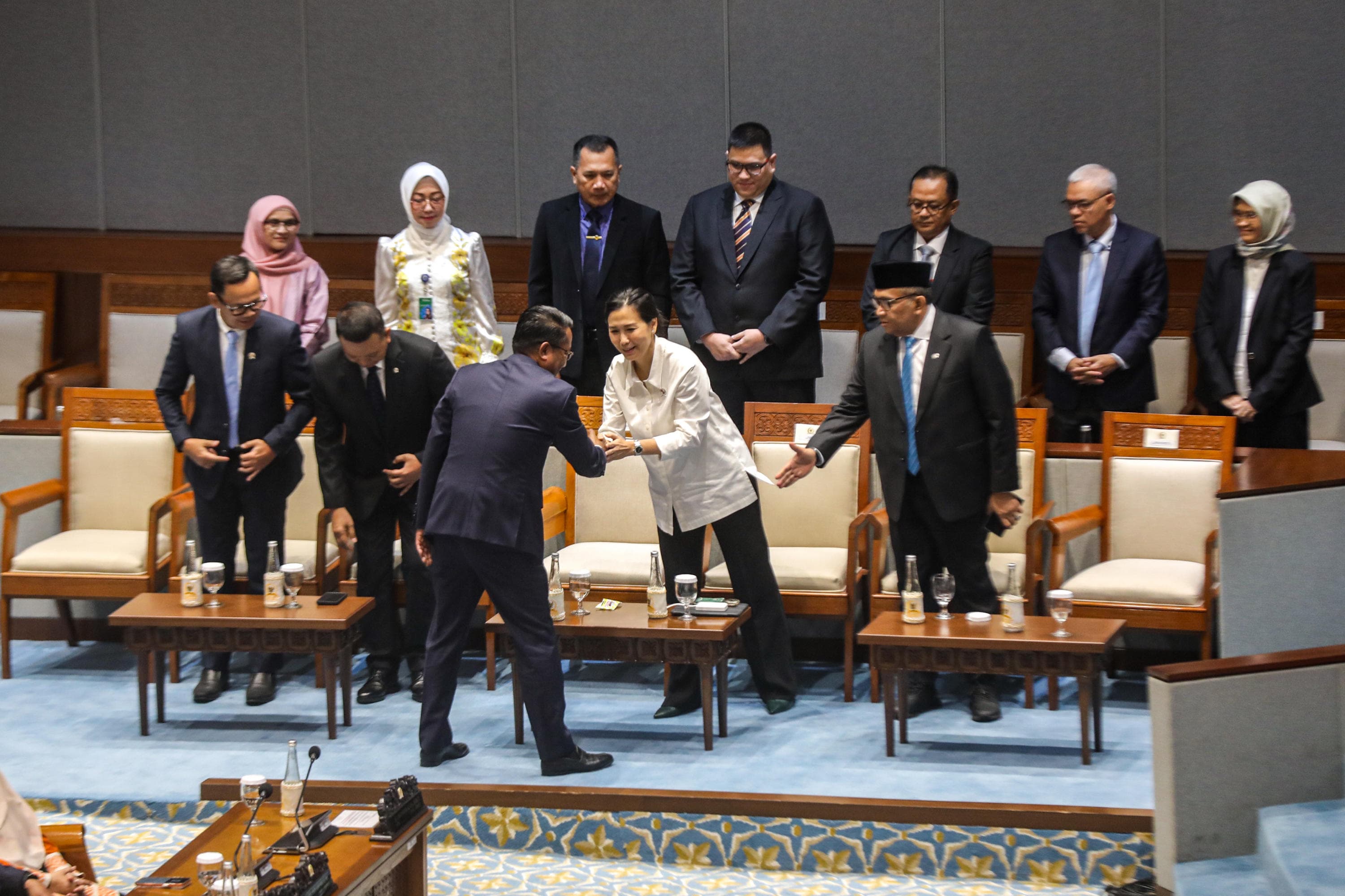 Menteri Hukum Supratman Andi Agtas berjabat tangan dengan Wakil Menteri Pemberdayaan Perempuan dan Perlindungan Anak Indonesia pada Rapat Paripurna Ke-17 Masa Persidangan IV Tahun Sidang 2025-2026 di Kompleks Parlemen, Jakarta, Selasa (21/4/2026).  AKURAT.CO/Endra Prakoso