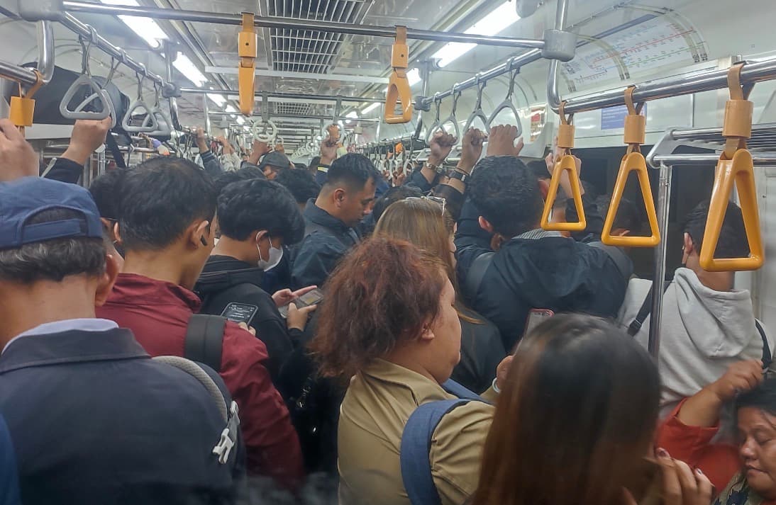 Efek Kecelakaan Maut KRL-KA Jarak Jauh di Bekasi Timur, Penumpang Commuter Line Menumpuk di Manggarai