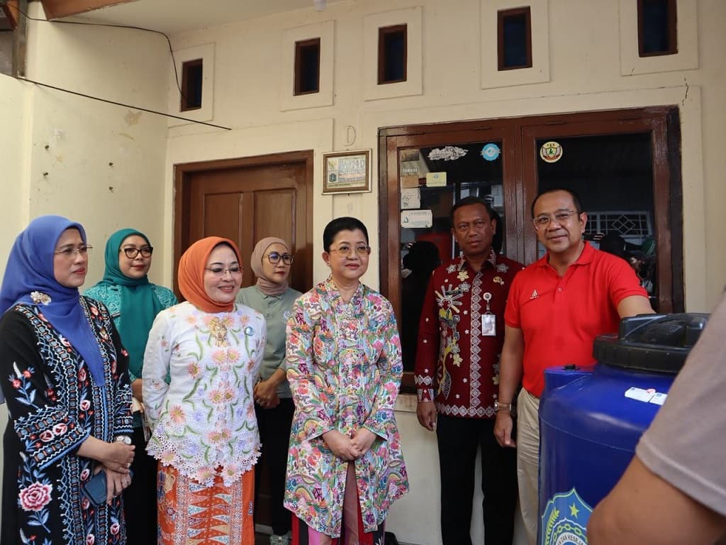 TP PKK Bersama PAM Jaya Salurkan Ratusan Toren Air untuk Warga Kurang Mampu di Pulo Gebang