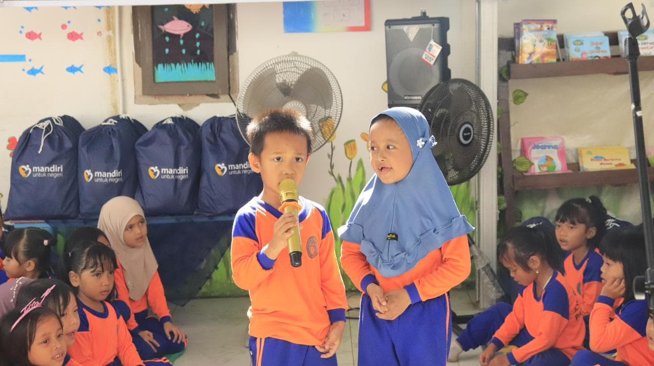 Wujudkan Generasi Unggul, Bank Mandiri Bagikan Ribuan Paket Buku melalui Mandiri Peduli Sekolah