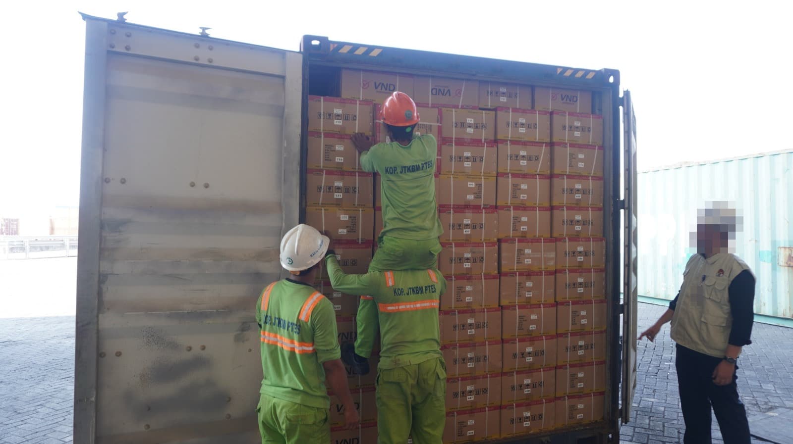 KPK Sita Kontainer Berisi Sparepart Kendaraan Terkait Jaringan Blueray Cargo