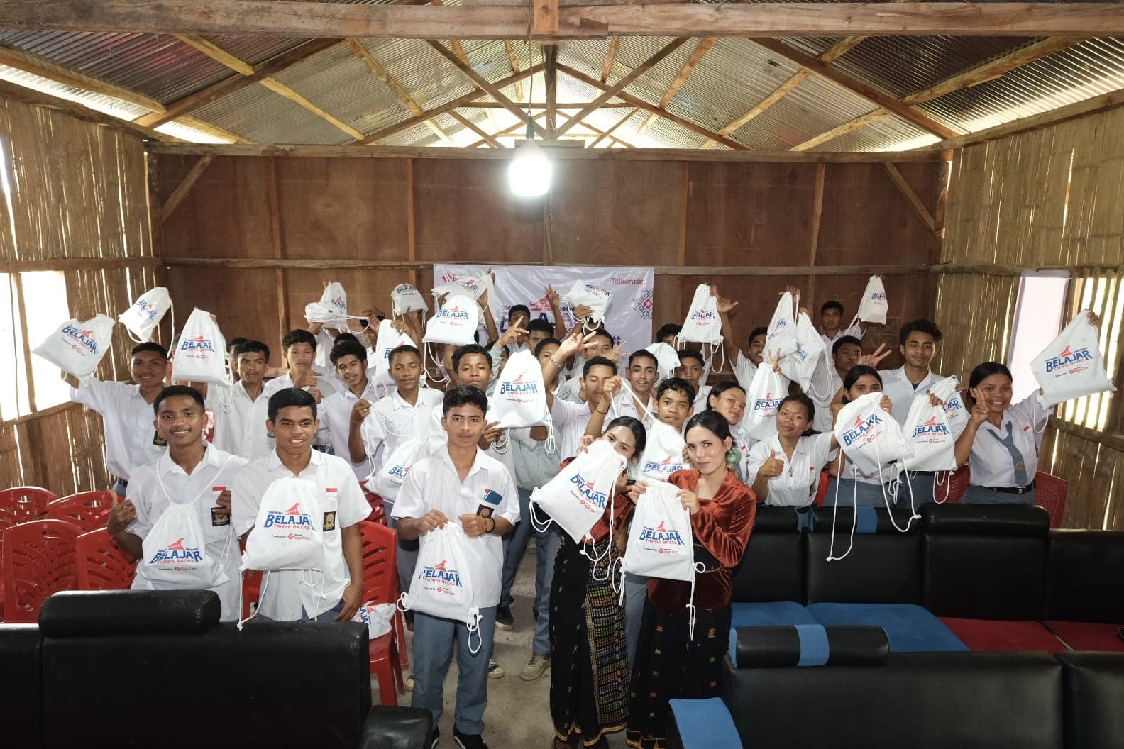 Buka Akses, Nyalakan Harapan: Telkomsel Hadirkan Ekosistem Belajar Digital di 7 Sekolah Flores
