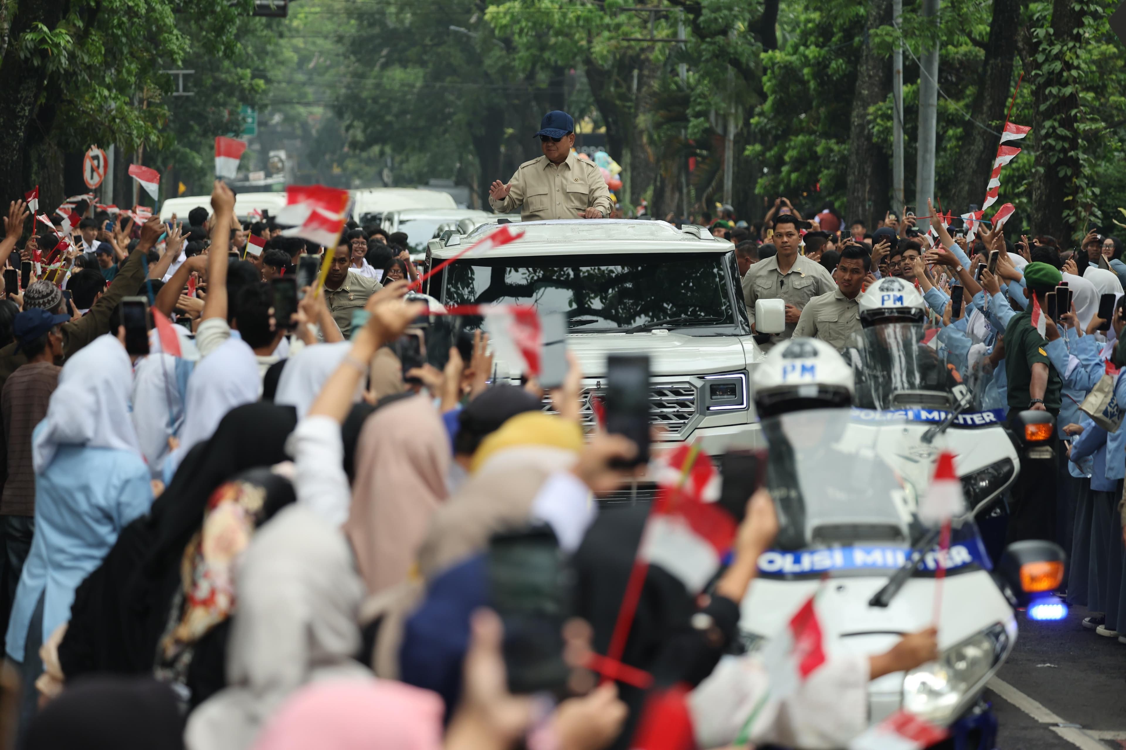 Antusiasme Masyarakat Bandung Sambut Kedatangan Prabowo, Banyak yang Minta Foto
