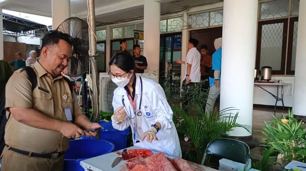 Pastikan Layak Konsumsi, Sudin KPKP Jakarta Barat Periksa Daging Kurban di 121 Titik Pemotongan