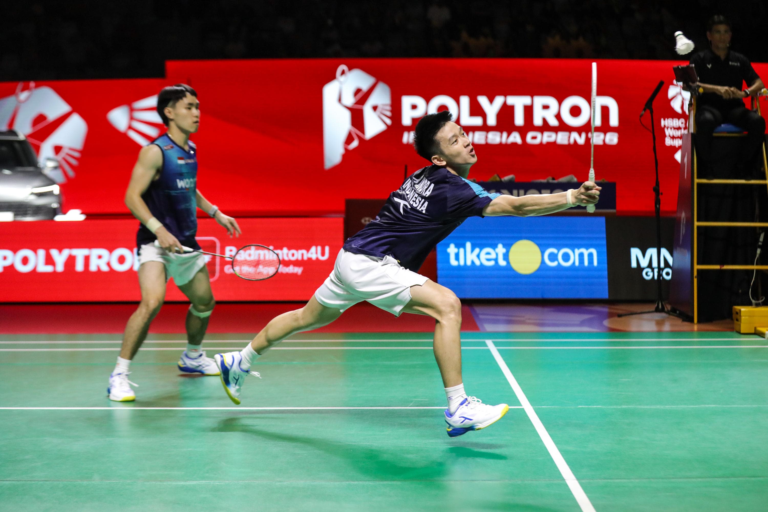 Pebulu tangkis ganda putra Indonesia Raymond Indra/Nikolaus Joaquin mengembalikan kok ke arah pebulu tangkis ganda putra Jepang Takuro Hoki/Yugo Kobayashi dalam perempat final Polytron Indonesia Open di Istora Senayan, Jakarta, Jumat (5/6/2026). AKURAT.CO/Endra Prakoso 