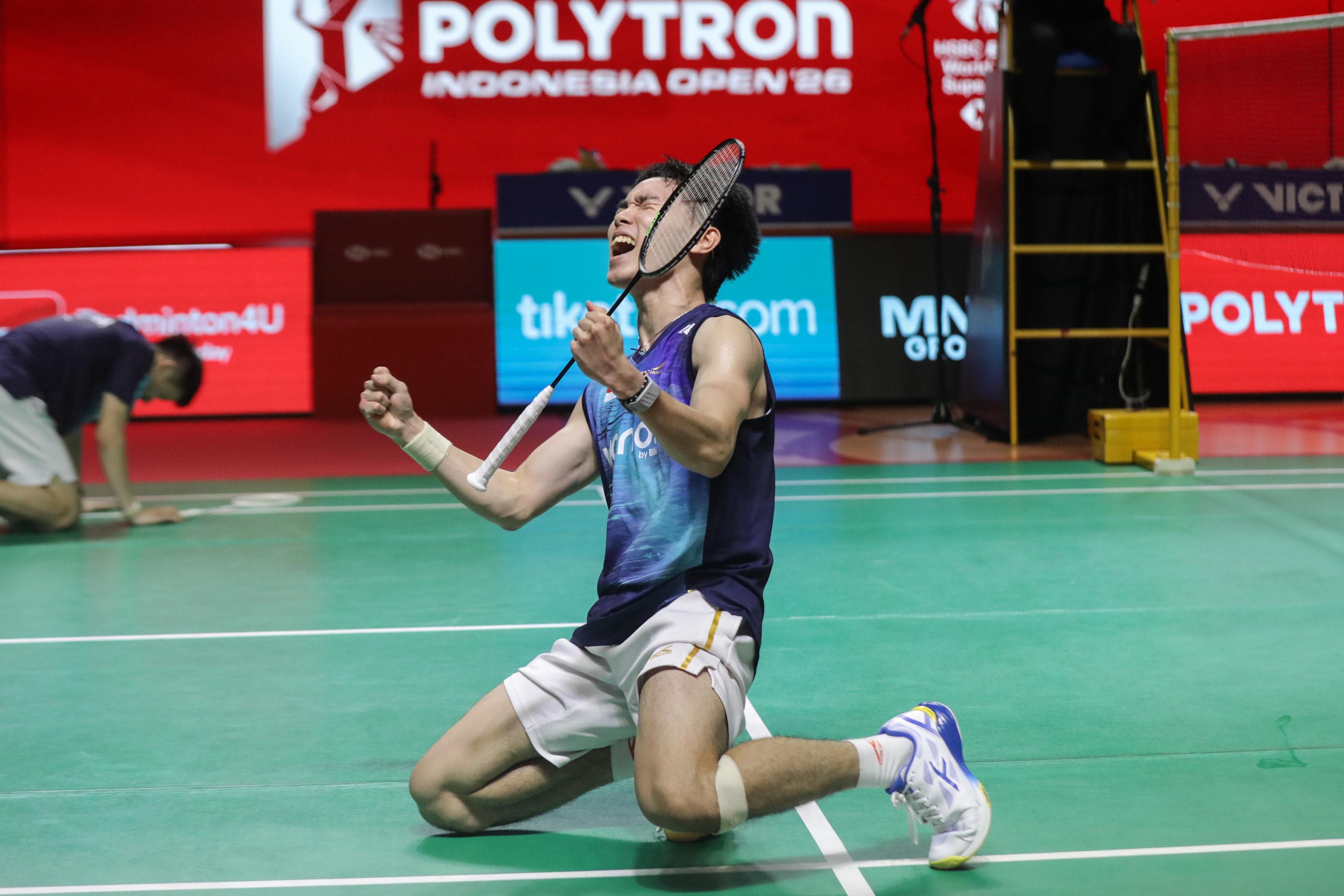 Pebulu tangkis ganda putra Indonesia Nikolaus Joaquin melakukan selebrasi usai mengalahkan pebulu tangkis ganda putra Jepang Takuro Hoki/Yugo Kobayashi dalam perempat final Polytron Indonesia Open di Istora Senayan, Jakarta, Jumat (5/6/2026).  AKURAT.CO/Endra Prakoso