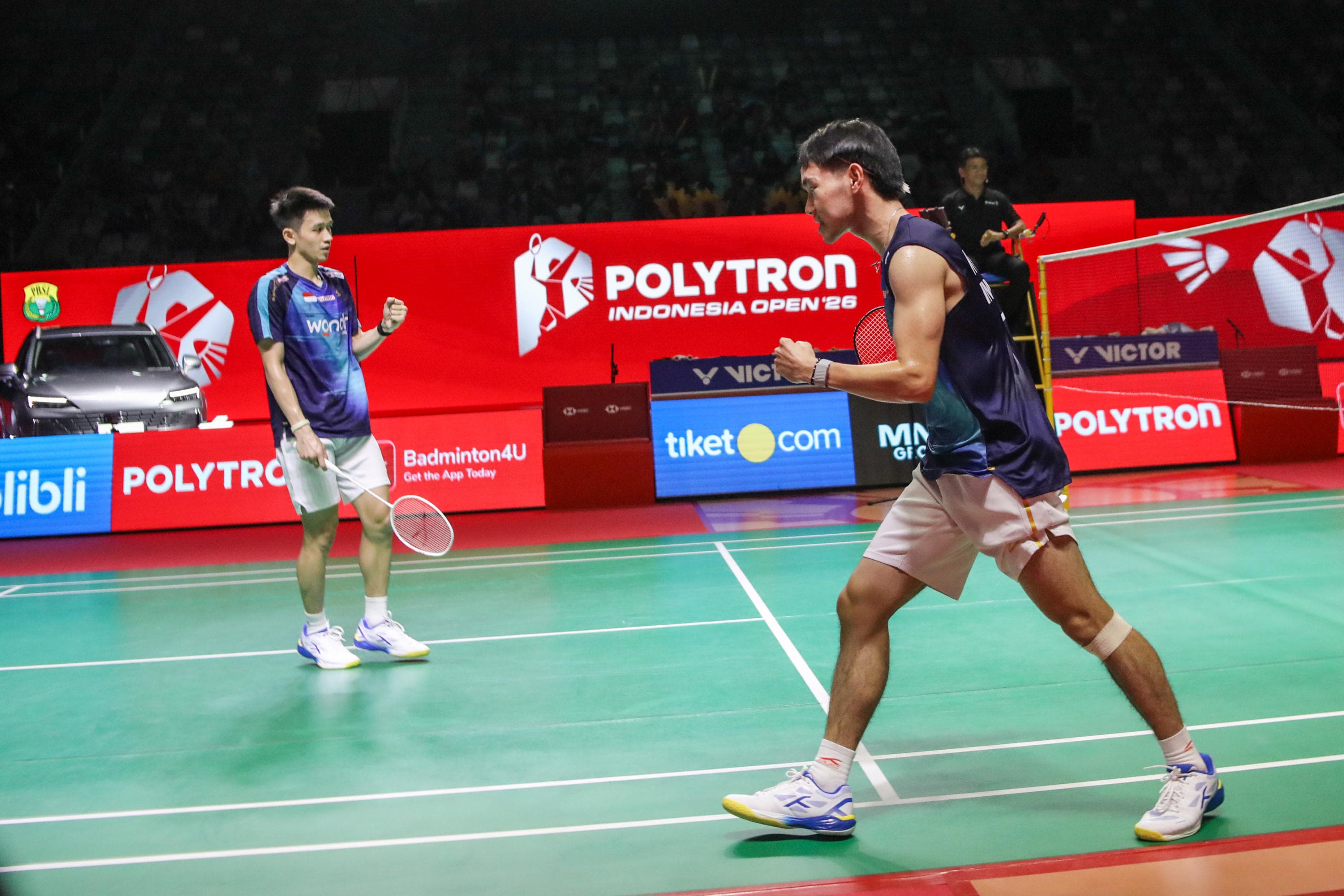 Pebulu tangkis ganda putra Indonesia Raymond Indra/Nikolaus Joaquin mengembalikan kok ke arah pebulu tangkis ganda putra Jepang Takuro Hoki/Yugo Kobayashi dalam perempat final Polytron Indonesia Open di Istora Senayan, Jakarta, Jumat (5/6/2026). AKURAT.CO/Endra Prakoso 