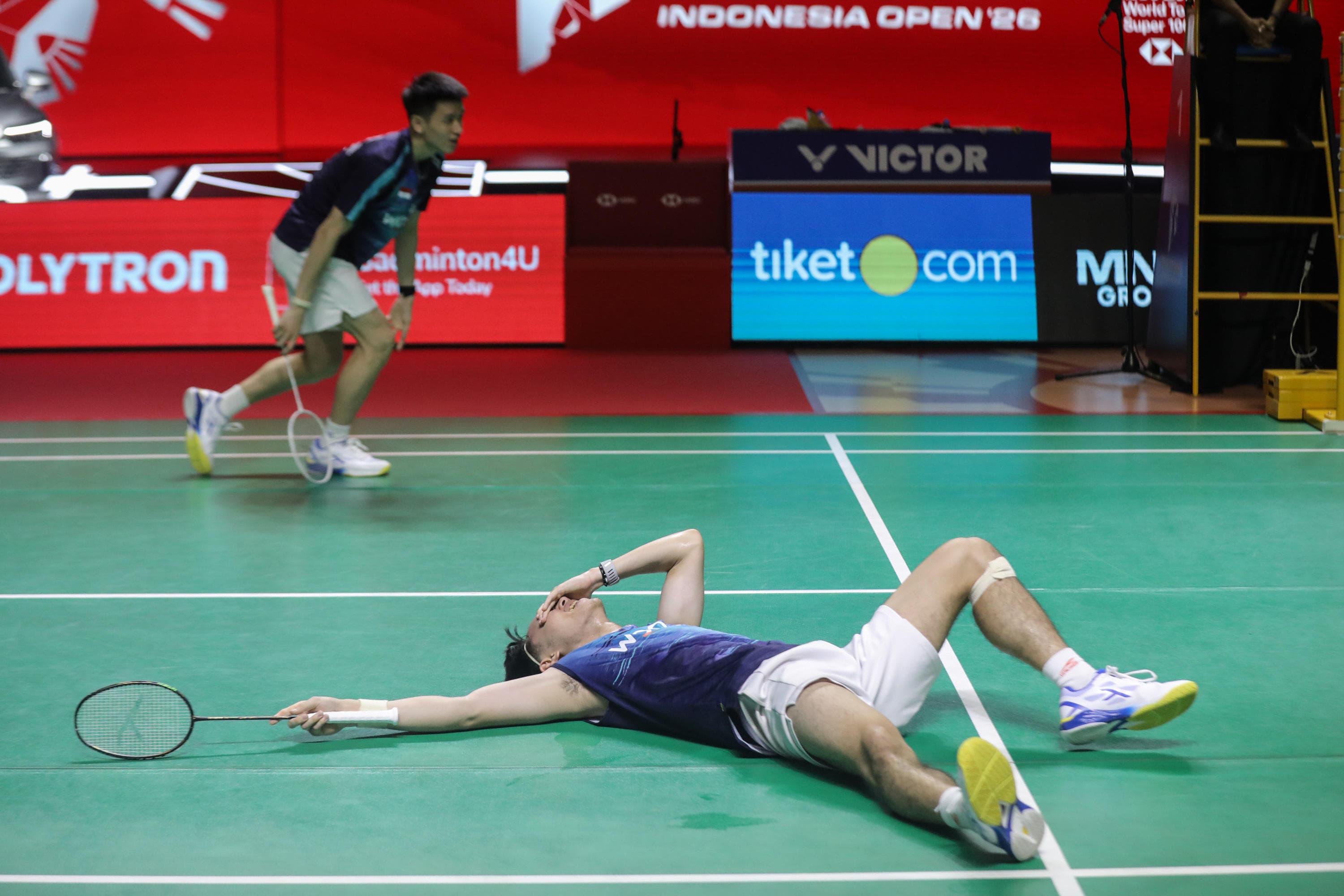 Pebulu tangkis ganda putra Indonesia Raymond Indra/Nikolaus Joaquin melakukan selebrasi usai mengalahkan pebulu tangkis ganda putra Jepang Takuro Hoki/Yugo Kobayashi dalam perempat final Polytron Indonesia Open di Istora Senayan, Jakarta, Jumat (5/6/2026).  AKURAT.CO/Endra Prakoso