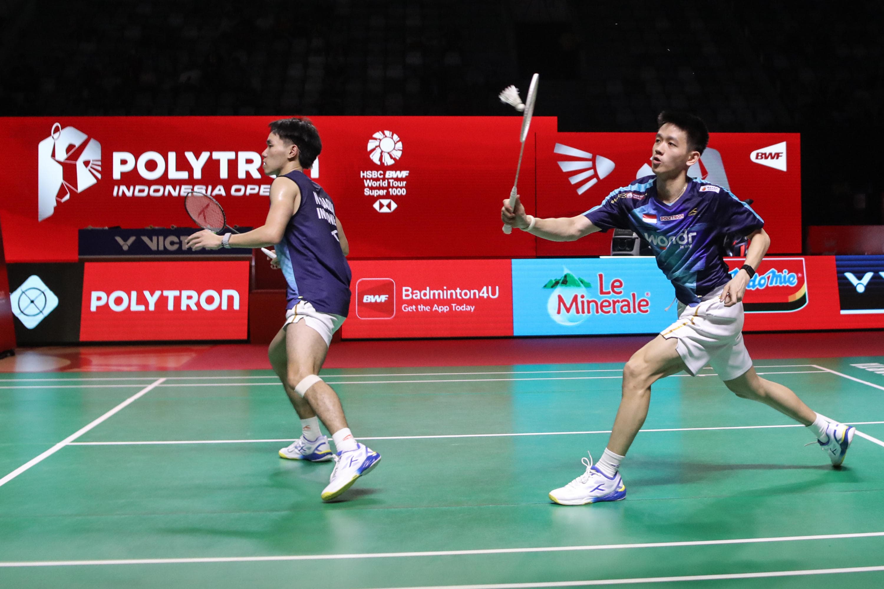Pebulu tangkis ganda putra Indonesia Raymond Indra/Nikolaus Joaquin mengembalikan kok ke arah pebulu tangkis ganda putra Jepang Takuro Hoki/Yugo Kobayashi dalam perempat final Polytron Indonesia Open di Istora Senayan, Jakarta, Jumat (5/6/2026). AKURAT.CO/Endra Prakoso 