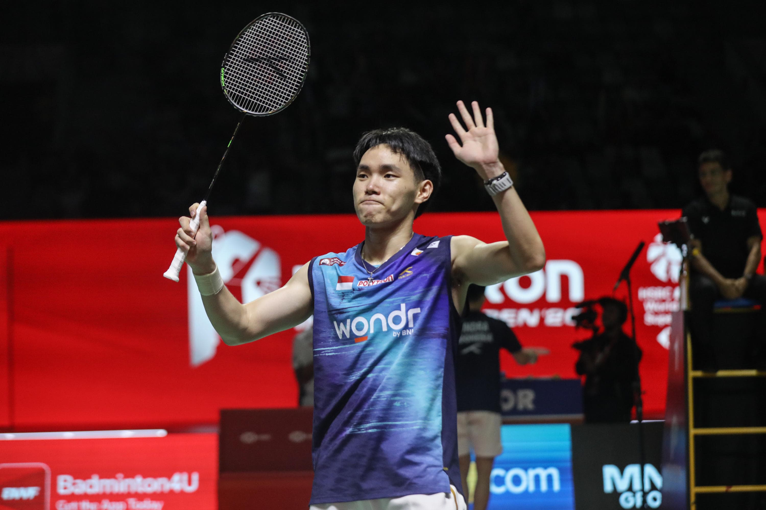 Pebulu tangkis ganda putra Indonesia Nikolaus Joaquin menyapa pendukungnya usai mengalahkan pebulu tangkis ganda putra Jepang Takuro Hoki/Yugo Kobayashi dalam perempat final Polytron Indonesia Open di Istora Senayan, Jakarta, Jumat (5/6/2026).  AKURAT.CO/Endra Prakoso