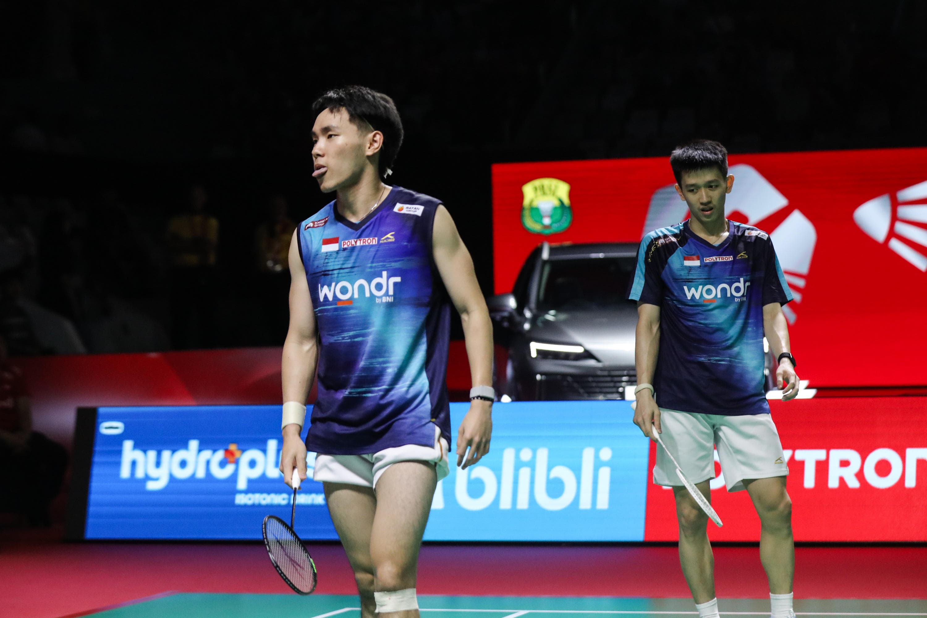 Pebulu tangkis ganda putra Indonesia Raymond Indra/Nikolaus Joaquin mengembalikan kok ke arah pebulu tangkis ganda putra Jepang Takuro Hoki/Yugo Kobayashi dalam perempat final Polytron Indonesia Open di Istora Senayan, Jakarta, Jumat (5/6/2026). AKURAT.CO/Endra Prakoso 
