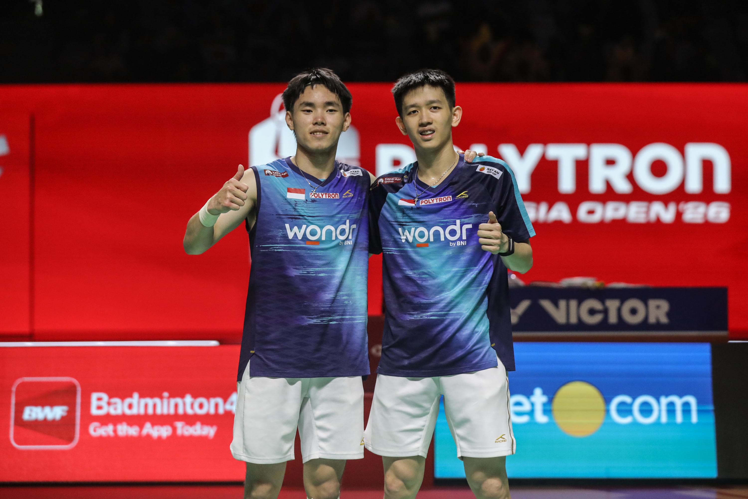Pebulu tangkis ganda putra Indonesia Raymond Indra/Nikolaus Joaquin berpose usai mengalahkan pebulu tangkis ganda putra Jepang Takuro Hoki/Yugo Kobayashi dalam perempat final Polytron Indonesia Open di Istora Senayan, Jakarta, Jumat (5/6/2026). AKURAT.CO/Endra Prakoso