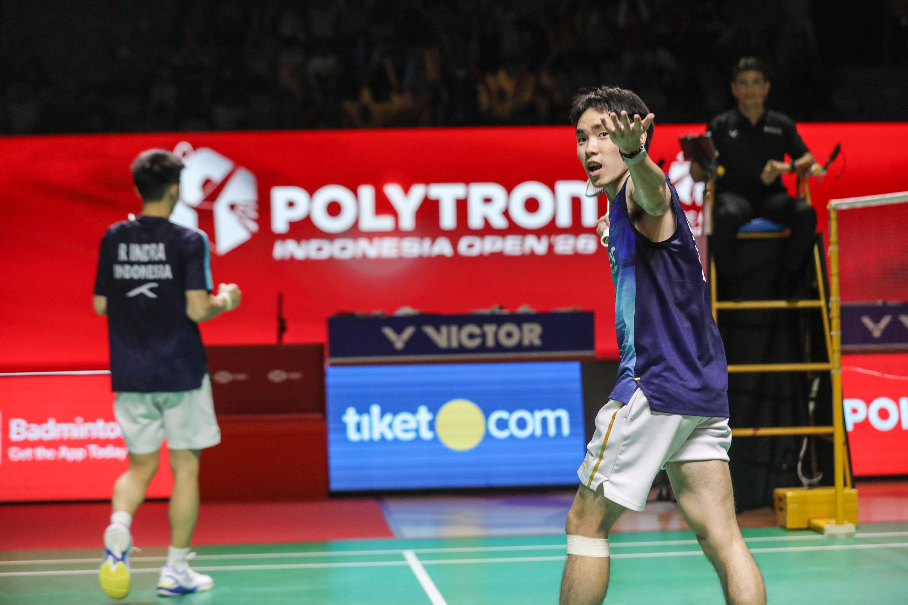 Pebulu tangkis ganda putra Indonesia Raymond Indra/Nikolaus Joaquin mengembalikan kok ke arah pebulu tangkis ganda putra Jepang Takuro Hoki/Yugo Kobayashi dalam perempat final Polytron Indonesia Open di Istora Senayan, Jakarta, Jumat (5/6/2026). AKURAT.CO/Endra Prakoso 