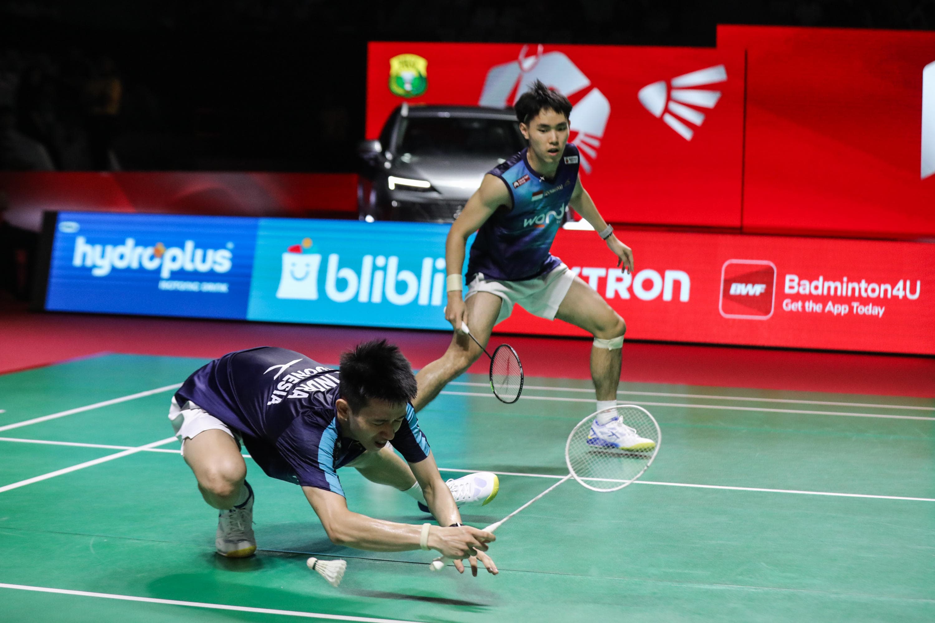 Pebulu tangkis ganda putra Indonesia Raymond Indra/Nikolaus Joaquin mengembalikan kok ke arah pebulu tangkis ganda putra Jepang Takuro Hoki/Yugo Kobayashi dalam perempat final Polytron Indonesia Open di Istora Senayan, Jakarta, Jumat (5/6/2026). AKURAT.CO/Endra Prakoso 