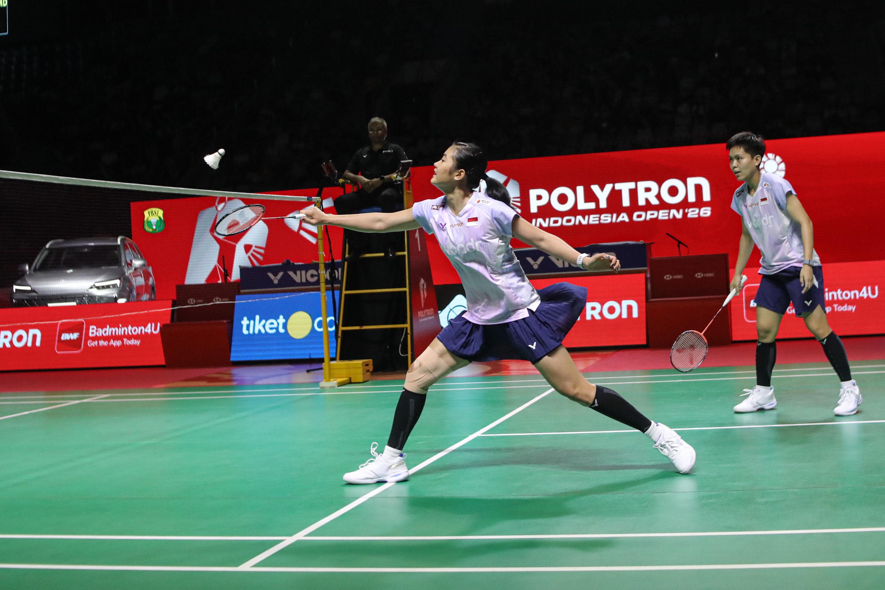 Pebulu tangkis ganda putri Indonesia Amallia Cahaya Pratiwi/Siti Fadia Silva Ramadhanti mengembalikan kok ke arah pebulu tangkis putri Jepang Yuki Fukushima/Mayu Matsumoto pada babak 8 besar Polytron Indonesia Open 2026 di Istora Senayan, Jakarta, Jumat (5/6/2026). AKURAT.CO/Endra Prakoso