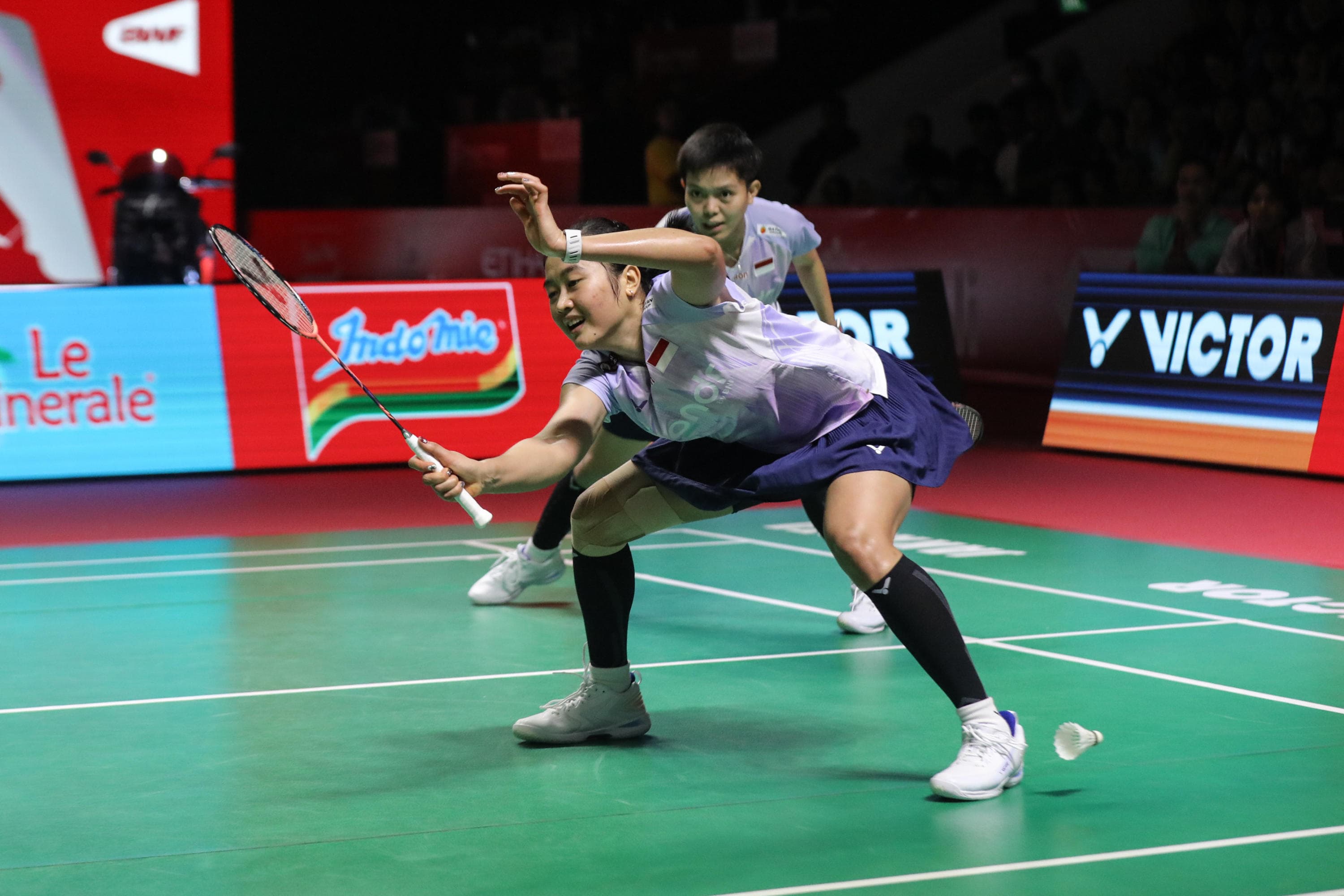 Pebulu tangkis ganda putri Indonesia Amallia Cahaya Pratiwi/Siti Fadia Silva Ramadhanti mengembalikan kok ke arah pebulu tangkis putri Jepang Yuki Fukushima/Mayu Matsumoto pada babak 8 besar Polytron Indonesia Open 2026 di Istora Senayan, Jakarta, Jumat (5/6/2026). AKURAT.CO/Endra Prakoso