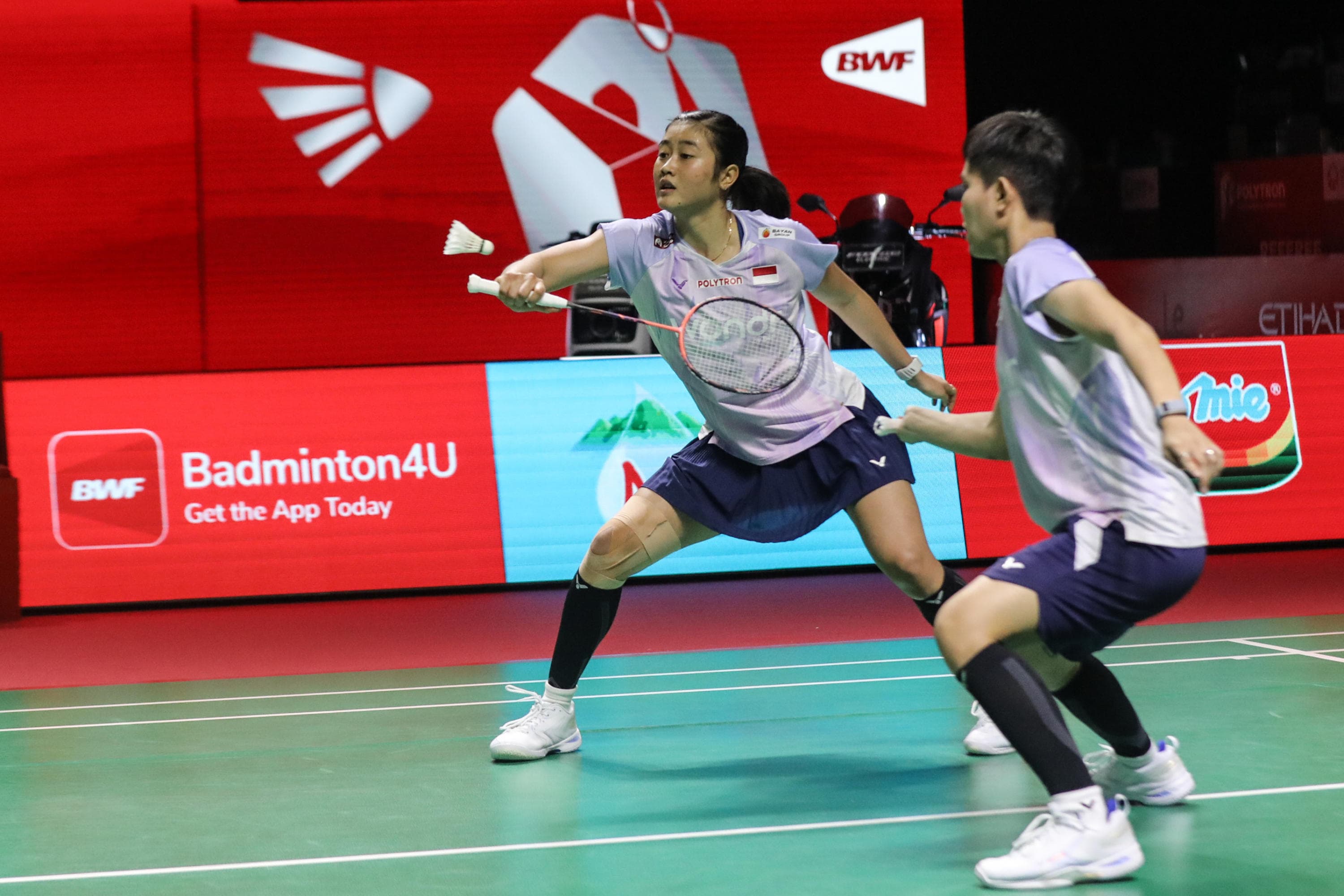 Pebulu tangkis ganda putri Indonesia Amallia Cahaya Pratiwi/Siti Fadia Silva Ramadhanti mengembalikan kok ke arah pebulu tangkis putri Jepang Yuki Fukushima/Mayu Matsumoto pada babak 8 besar Polytron Indonesia Open 2026 di Istora Senayan, Jakarta, Jumat (5/6/2026). AKURAT.CO/Endra Prakoso
