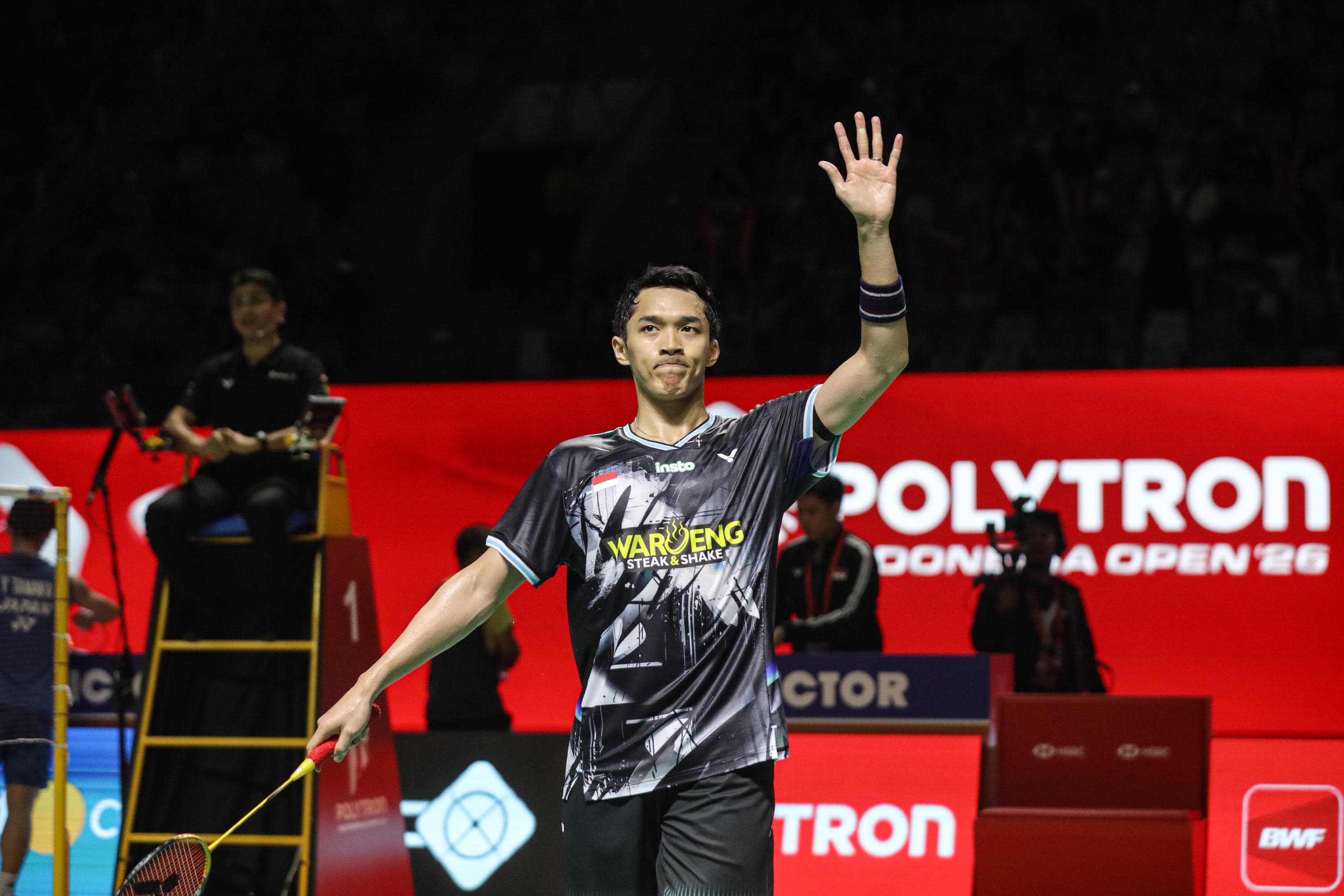Pebulu tangkis tunggal putra Indonesia Jonatan Christie melakukan selebrasi usai memenangi pertandingan melawan pebulu tangkis tunggal Jepang Yushi Tanaka dalam babak delapa besar Polytron Indonesia Open 2026 di Istora Senayan, Jakarta, Jumat (5/6/2026). AKURAT.CO/Endra Prakoso