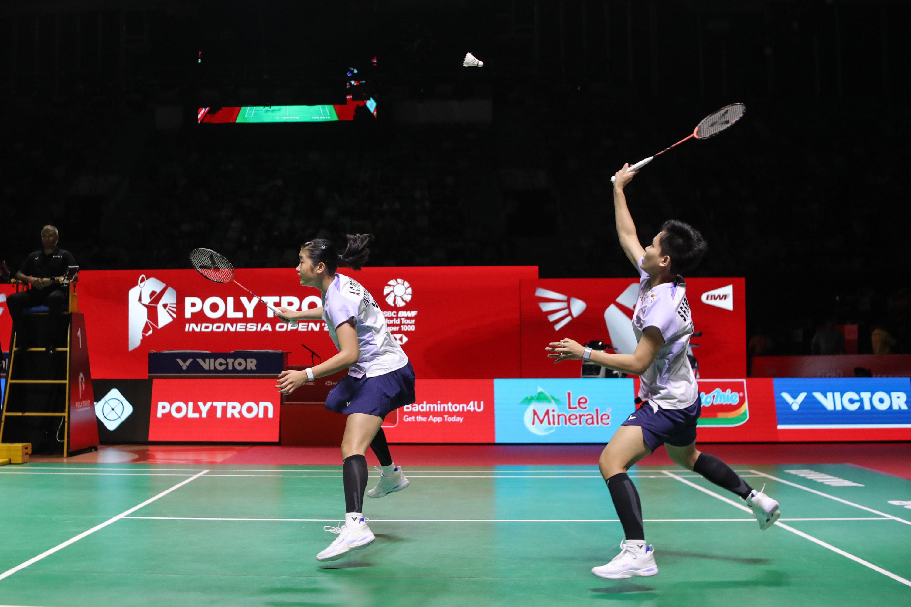 Pebulu tangkis ganda putri Indonesia Amallia Cahaya Pratiwi/Siti Fadia Silva Ramadhanti mengembalikan kok ke arah pebulu tangkis putri Jepang Yuki Fukushima/Mayu Matsumoto pada babak 8 besar Polytron Indonesia Open 2026 di Istora Senayan, Jakarta, Jumat (5/6/2026). AKURAT.CO/Endra Prakoso