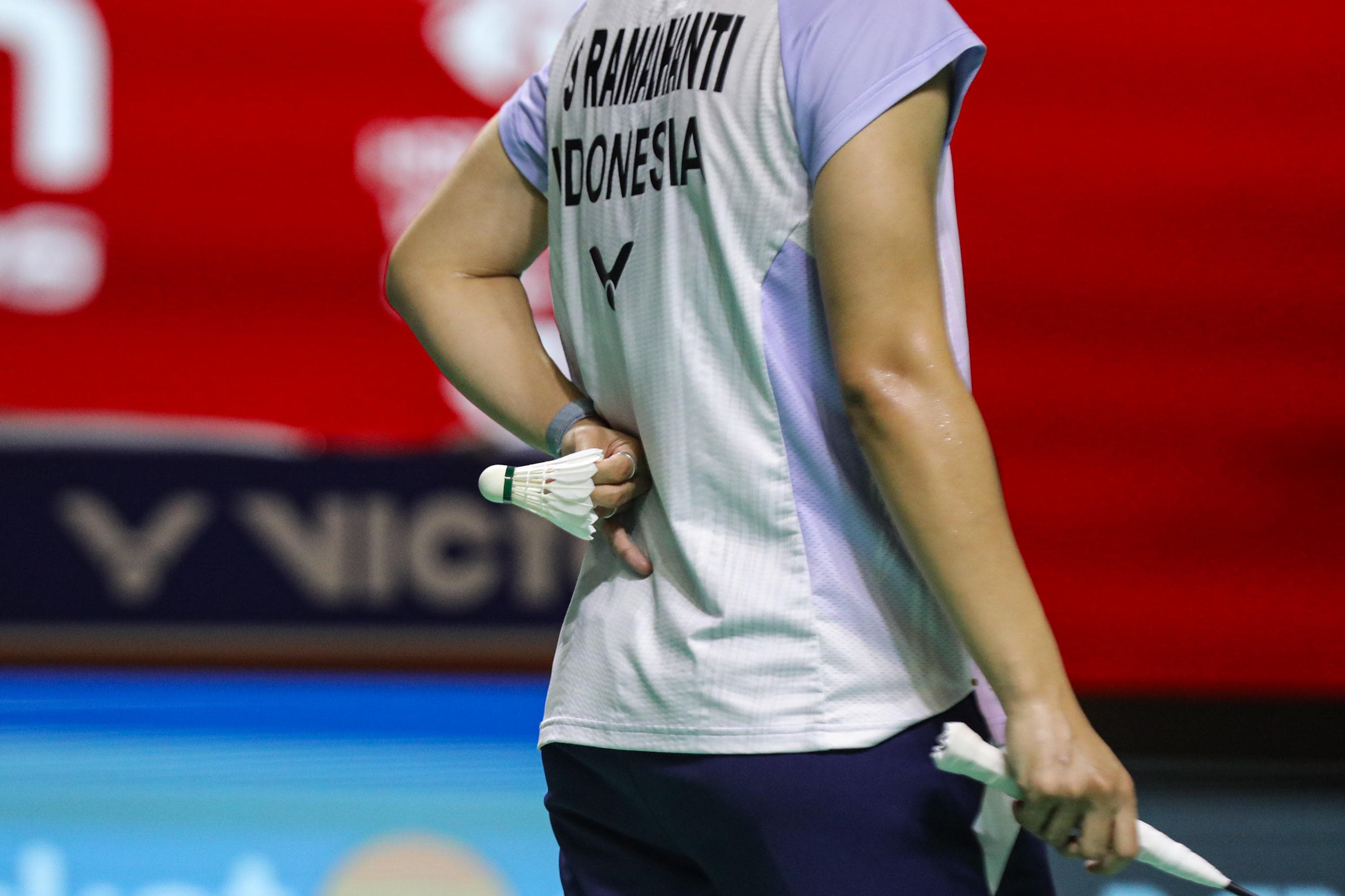 Pebulu tangkis ganda putri Indonesia Amallia Cahaya Pratiwi/Siti Fadia Silva Ramadhanti mengembalikan kok ke arah pebulu tangkis putri Jepang Yuki Fukushima/Mayu Matsumoto pada babak 8 besar Polytron Indonesia Open 2026 di Istora Senayan, Jakarta, Jumat (5/6/2026). AKURAT.CO/Endra Prakoso