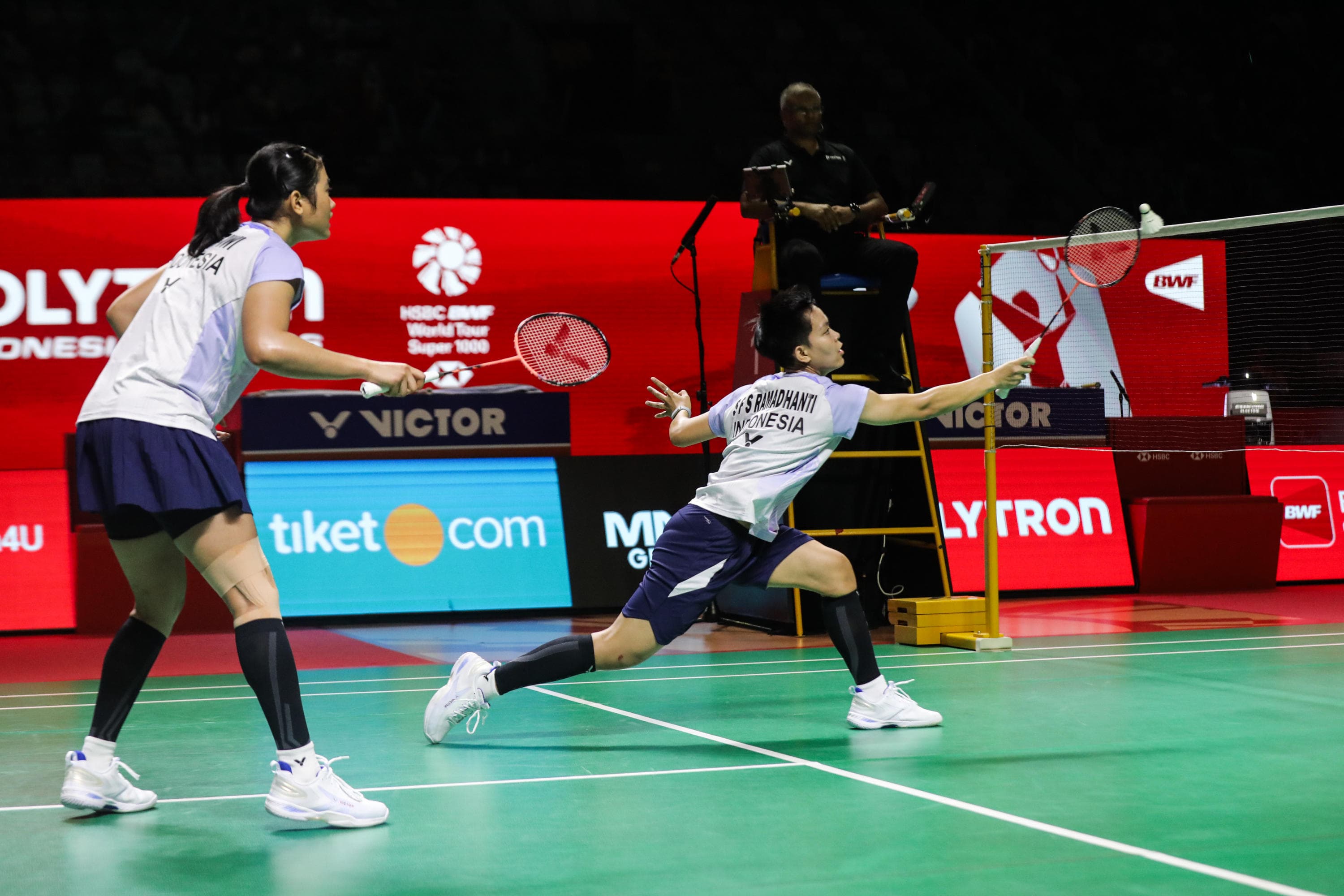 Pebulu tangkis ganda putri Indonesia Amallia Cahaya Pratiwi/Siti Fadia Silva Ramadhanti mengembalikan kok ke arah pebulu tangkis putri Jepang Yuki Fukushima/Mayu Matsumoto pada babak 8 besar Polytron Indonesia Open 2026 di Istora Senayan, Jakarta, Jumat (5/6/2026). AKURAT.CO/Endra Prakoso