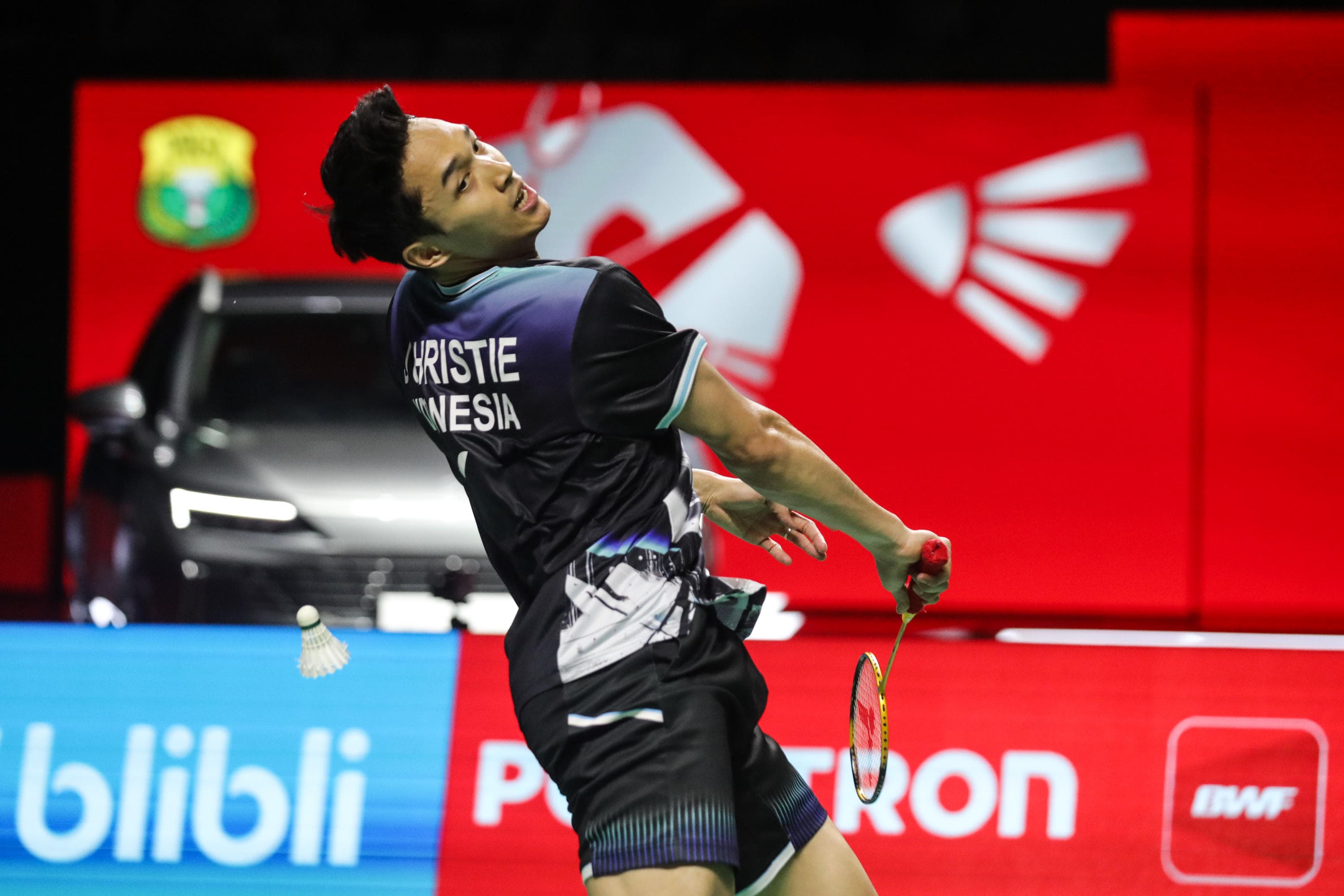 Pebulu tangkis tunggal putra Indonesia Jonatan Christie mengembalikan kok ke arah pebulu tangkis tunggal Jepang Yushi Tanaka dalam babak delapa besar Polytron Indonesia Open 2026 di Istora Senayan, Jakarta, Jumat (5/6/2026). AKURAT.CO/Endra Prakoso