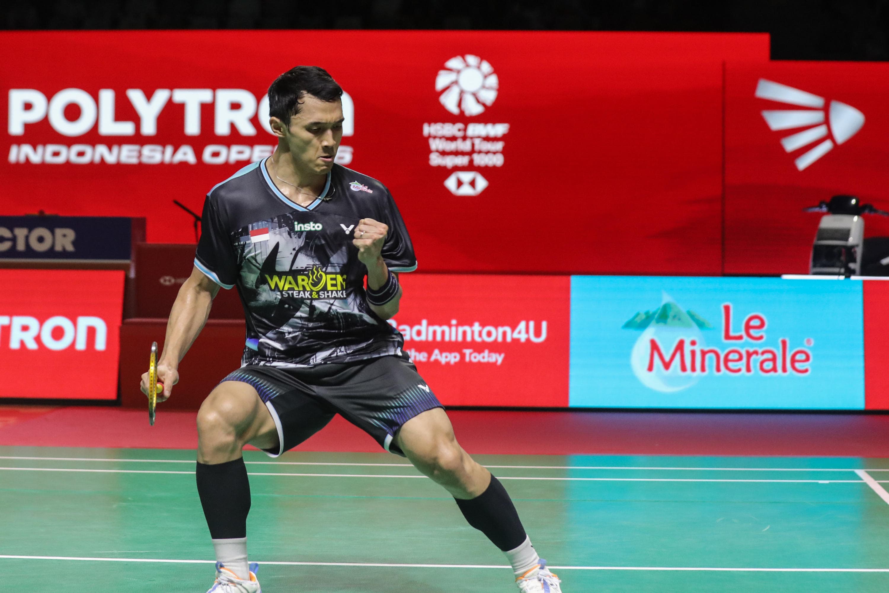 Pebulu tangkis tunggal putra Indonesia Jonatan Christie melakukan selebrasi usai memenangi pertandingan melawan pebulu tangkis tunggal Jepang Yushi Tanaka dalam babak delapa besar Polytron Indonesia Open 2026 di Istora Senayan, Jakarta, Jumat (5/6/2026). AKURAT.CO/Endra Prakoso
