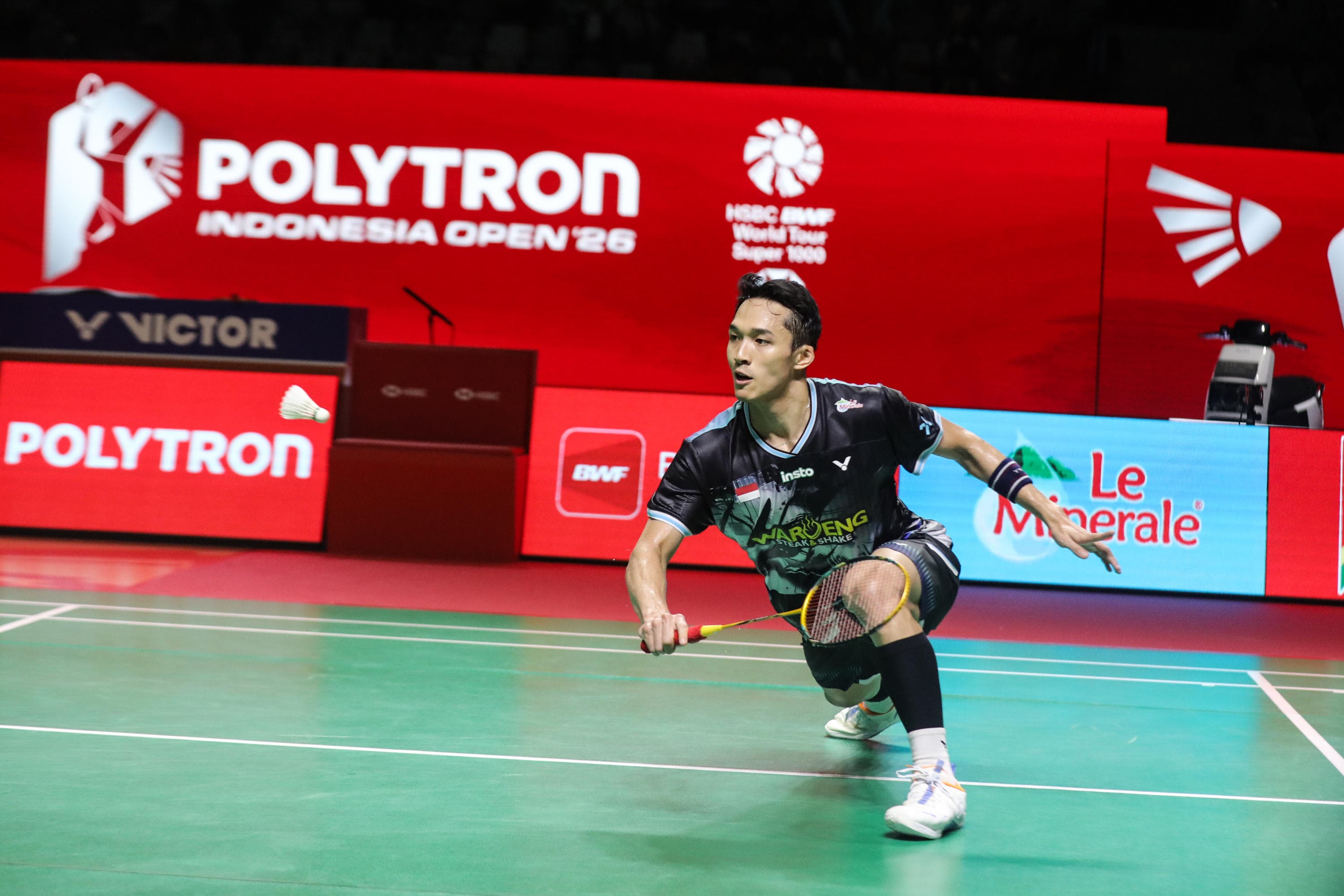 Pebulu tangkis tunggal putra Indonesia Jonatan Christie mengembalikan kok ke arah pebulu tangkis tunggal Jepang Yushi Tanaka dalam babak delapa besar Polytron Indonesia Open 2026 di Istora Senayan, Jakarta, Jumat (5/6/2026). AKURAT.CO/Endra Prakoso