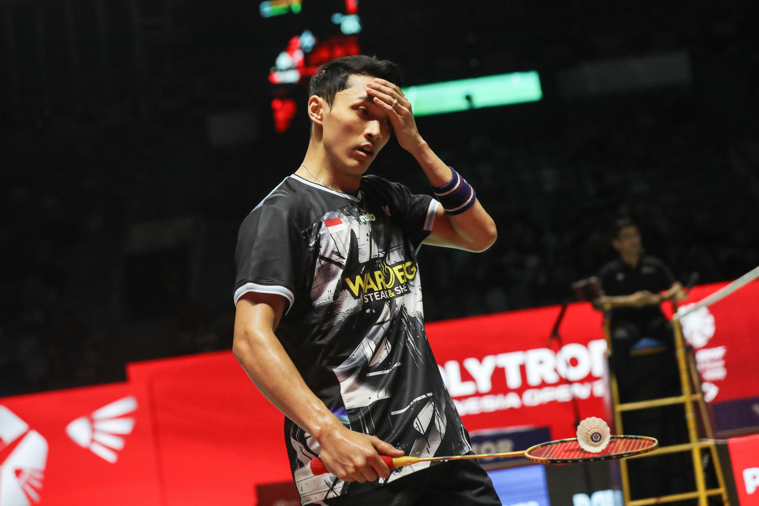 Pebulu tangkis tunggal putra Indonesia Jonatan Christie melakukan selebrasi usai memenangi pertandingan melawan pebulu tangkis tunggal Jepang Yushi Tanaka dalam babak delapa besar Polytron Indonesia Open 2026 di Istora Senayan, Jakarta, Jumat (5/6/2026). AKURAT.CO/Endra Prakoso