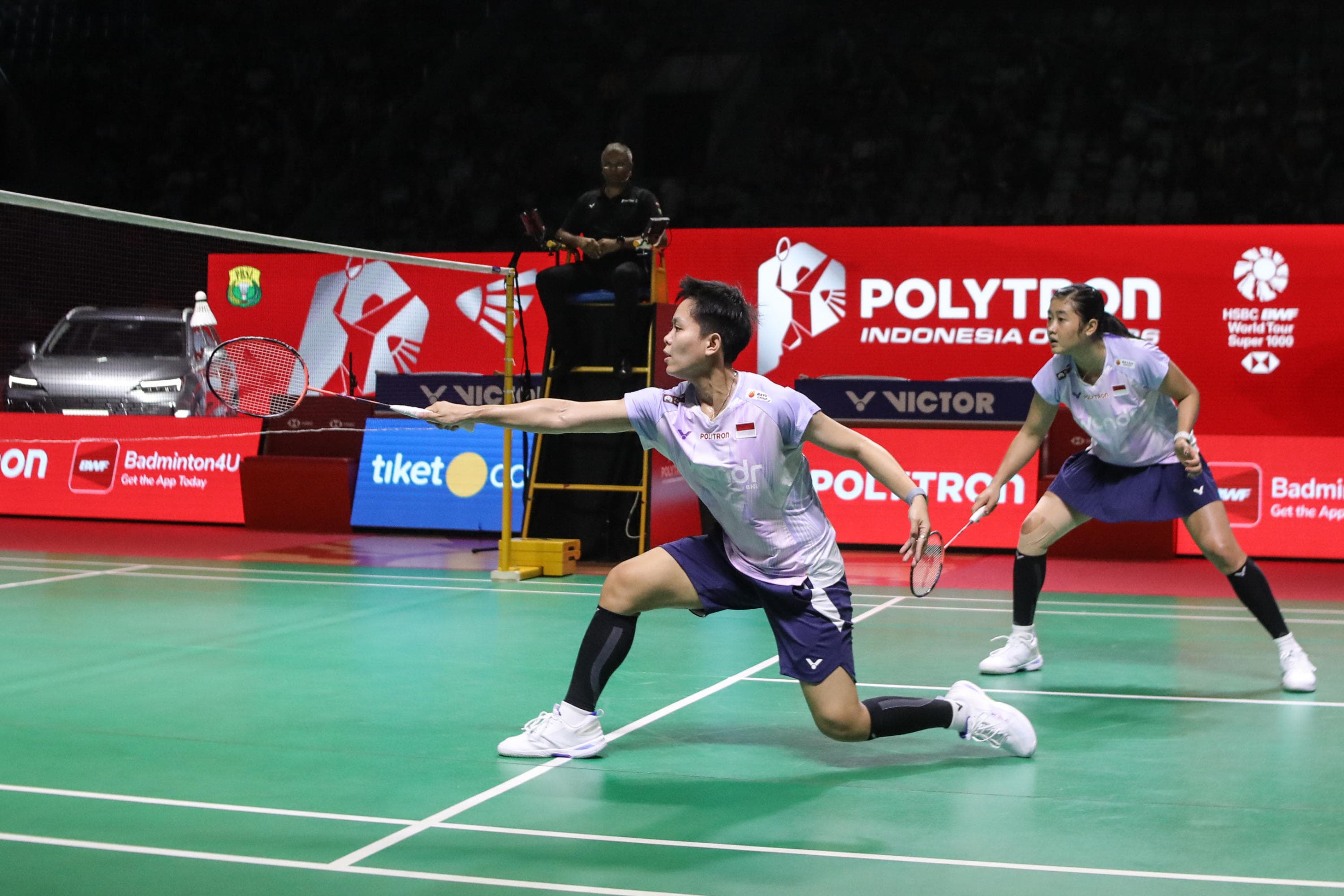 Pebulu tangkis ganda putri Indonesia Amallia Cahaya Pratiwi/Siti Fadia Silva Ramadhanti mengembalikan kok ke arah pebulu tangkis putri Jepang Yuki Fukushima/Mayu Matsumoto pada babak 8 besar Polytron Indonesia Open 2026 di Istora Senayan, Jakarta, Jumat (5/6/2026). AKURAT.CO/Endra Prakoso