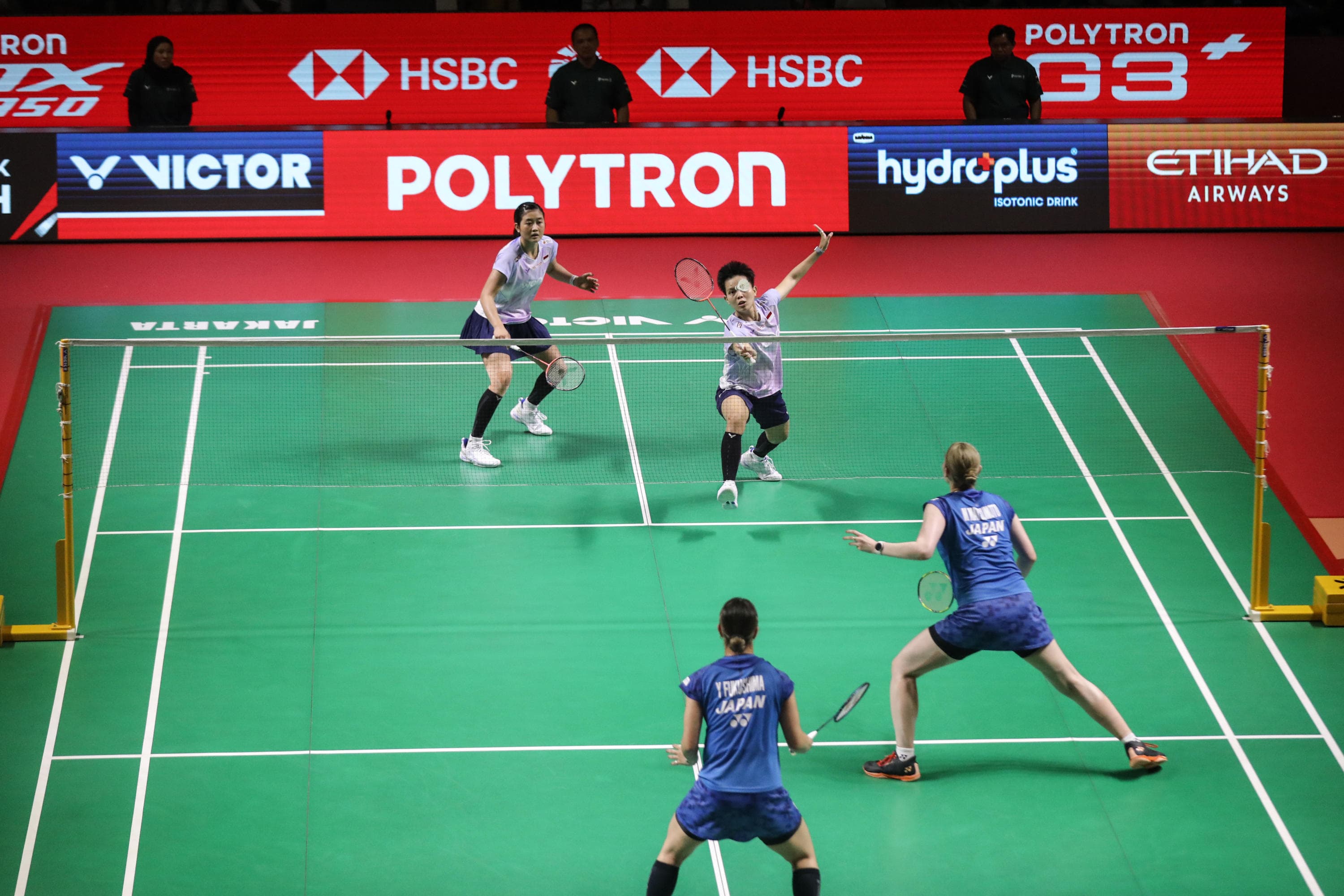 Pebulu tangkis ganda putri Indonesia Amallia Cahaya Pratiwi/Siti Fadia Silva Ramadhanti mengembalikan kok ke arah pebulu tangkis putri Jepang Yuki Fukushima/Mayu Matsumoto pada babak 8 besar Polytron Indonesia Open 2026 di Istora Senayan, Jakarta, Jumat (5/6/2026). AKURAT.CO/Endra Prakoso