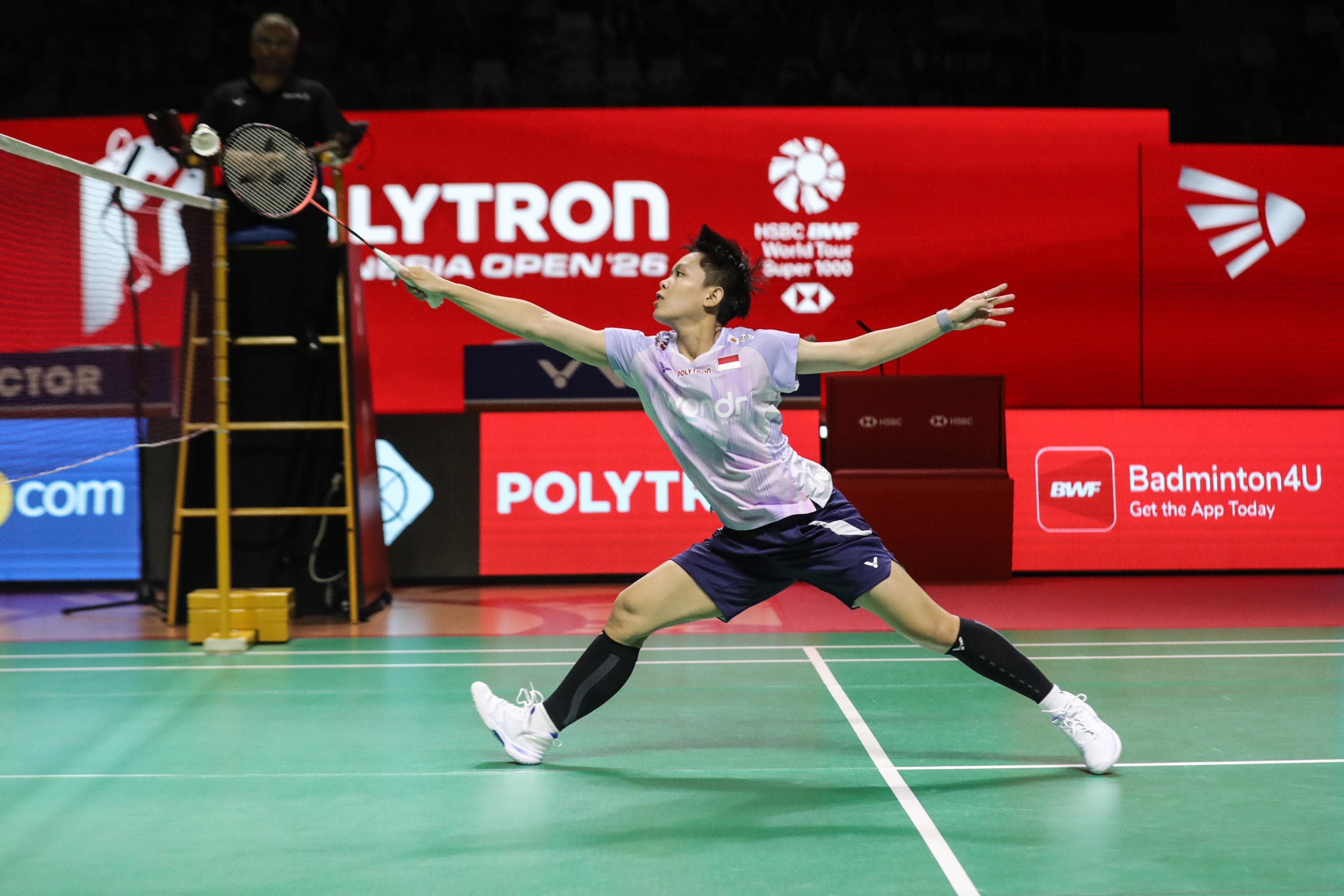 Pebulu tangkis ganda putri Indonesia Amallia Cahaya Pratiwi/Siti Fadia Silva Ramadhanti mengembalikan kok ke arah pebulu tangkis putri Jepang Yuki Fukushima/Mayu Matsumoto pada babak 8 besar Polytron Indonesia Open 2026 di Istora Senayan, Jakarta, Jumat (5/6/2026). AKURAT.CO/Endra Prakoso