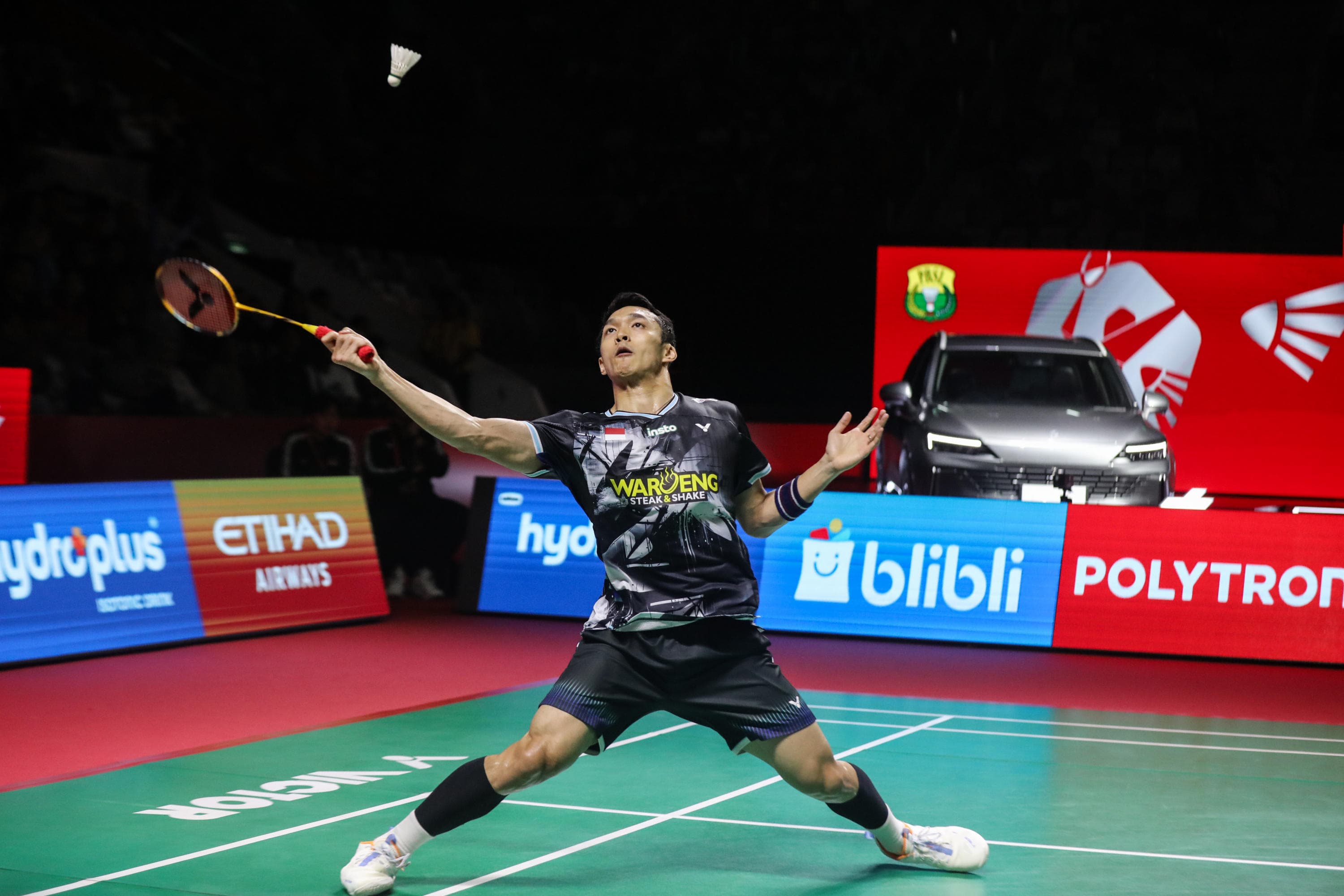 Pebulu tangkis tunggal putra Indonesia Jonatan Christie mengembalikan kok ke arah pebulu tangkis tunggal Jepang Yushi Tanaka dalam babak delapa besar Polytron Indonesia Open 2026 di Istora Senayan, Jakarta, Jumat (5/6/2026). AKURAT.CO/Endra Prakoso