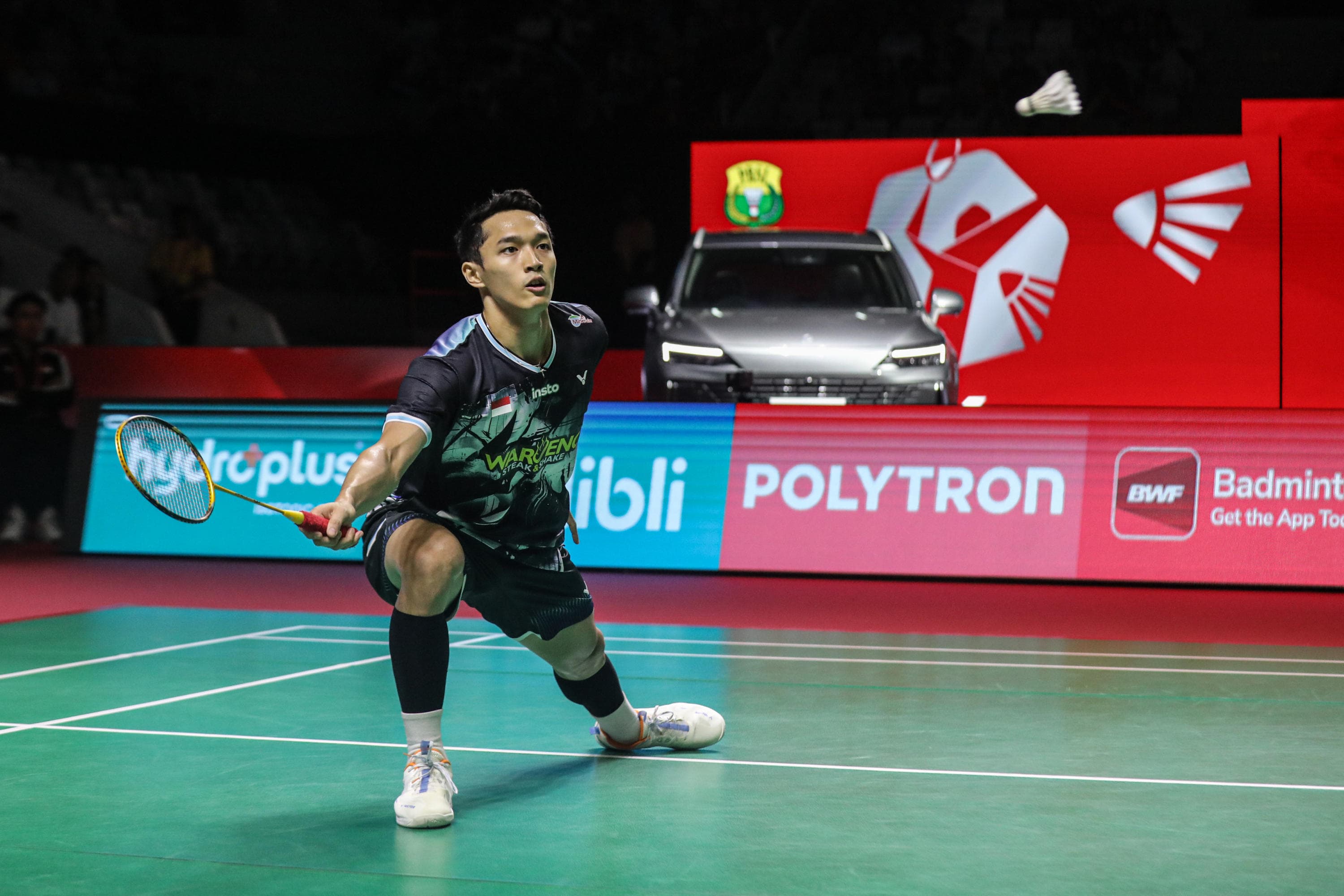 Pebulu tangkis tunggal putra Indonesia Jonatan Christie mengembalikan kok ke arah pebulu tangkis tunggal Jepang Yushi Tanaka dalam babak delapa besar Polytron Indonesia Open 2026 di Istora Senayan, Jakarta, Jumat (5/6/2026). AKURAT.CO/Endra Prakoso