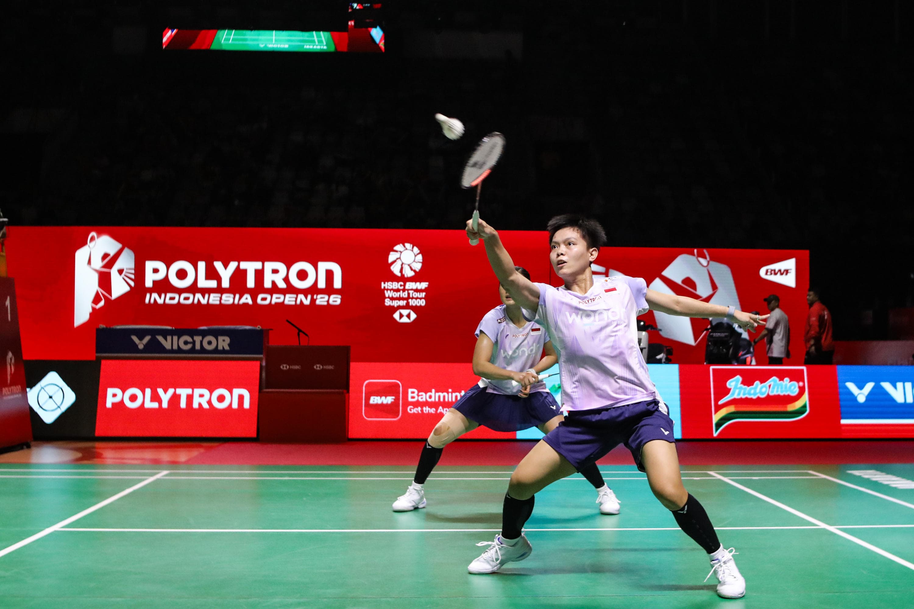Pebulu tangkis ganda putri Indonesia Amallia Cahaya Pratiwi/Siti Fadia Silva Ramadhanti mengembalikan kok ke arah pebulu tangkis putri Jepang Yuki Fukushima/Mayu Matsumoto pada babak 8 besar Polytron Indonesia Open 2026 di Istora Senayan, Jakarta, Jumat (5/6/2026). AKURAT.CO/Endra Prakoso