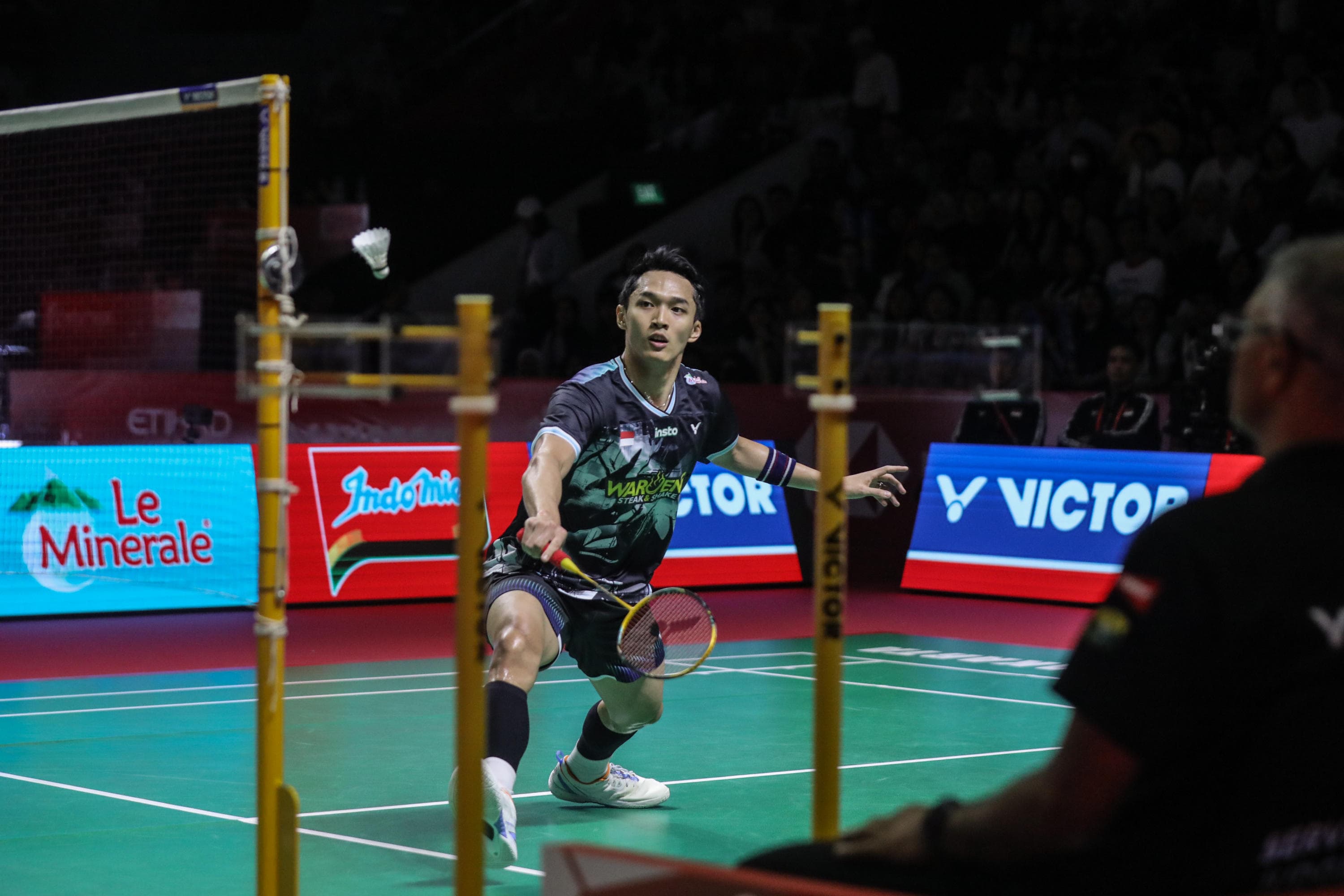 Pebulu tangkis tunggal putra Indonesia Jonatan Christie mengembalikan kok ke arah pebulu tangkis tunggal Jepang Yushi Tanaka dalam babak delapa besar Polytron Indonesia Open 2026 di Istora Senayan, Jakarta, Jumat (5/6/2026). AKURAT.CO/Endra Prakoso