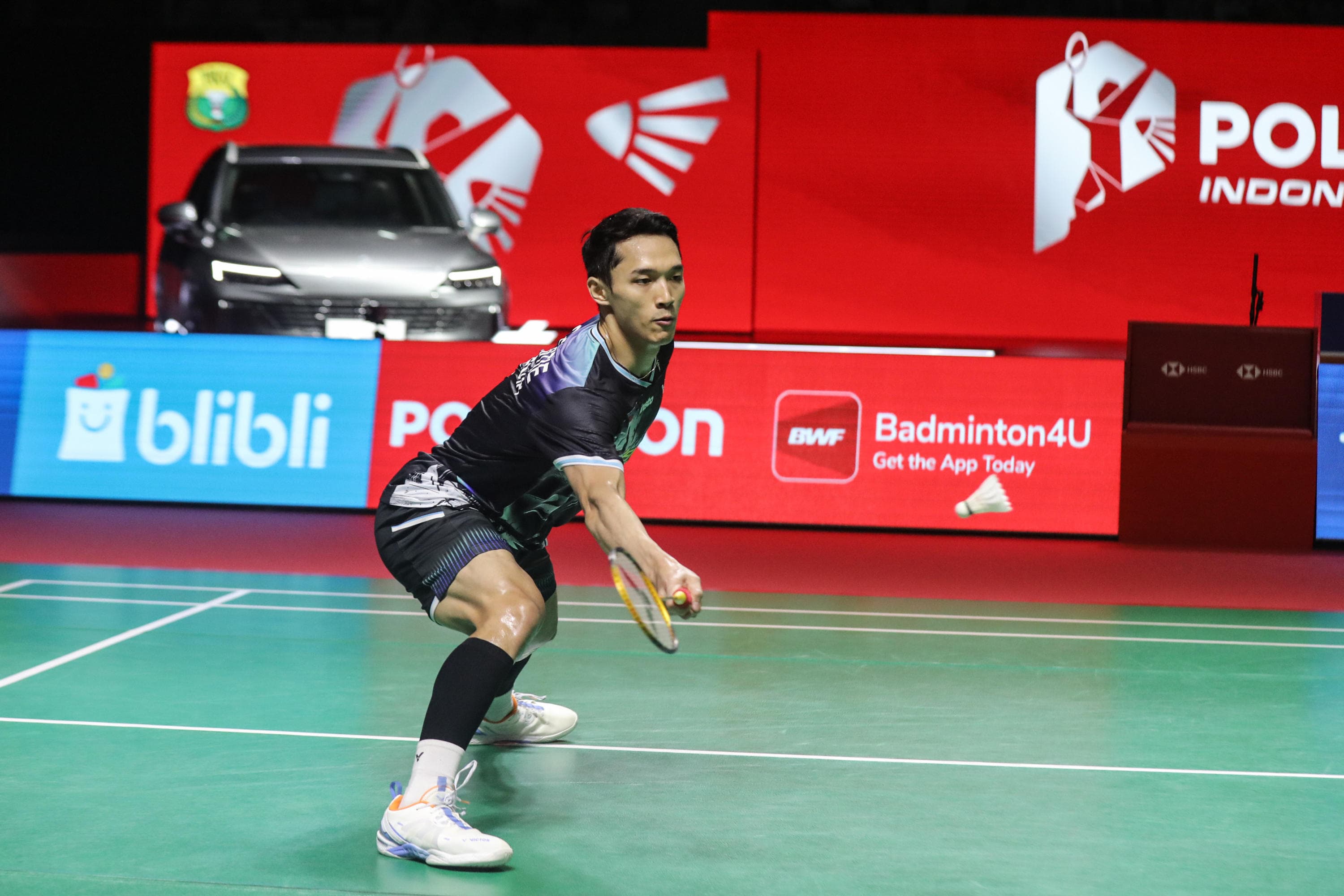 Pebulu tangkis tunggal putra Indonesia Jonatan Christie mengembalikan kok ke arah pebulu tangkis tunggal Jepang Yushi Tanaka dalam babak delapa besar Polytron Indonesia Open 2026 di Istora Senayan, Jakarta, Jumat (5/6/2026). AKURAT.CO/Endra Prakoso