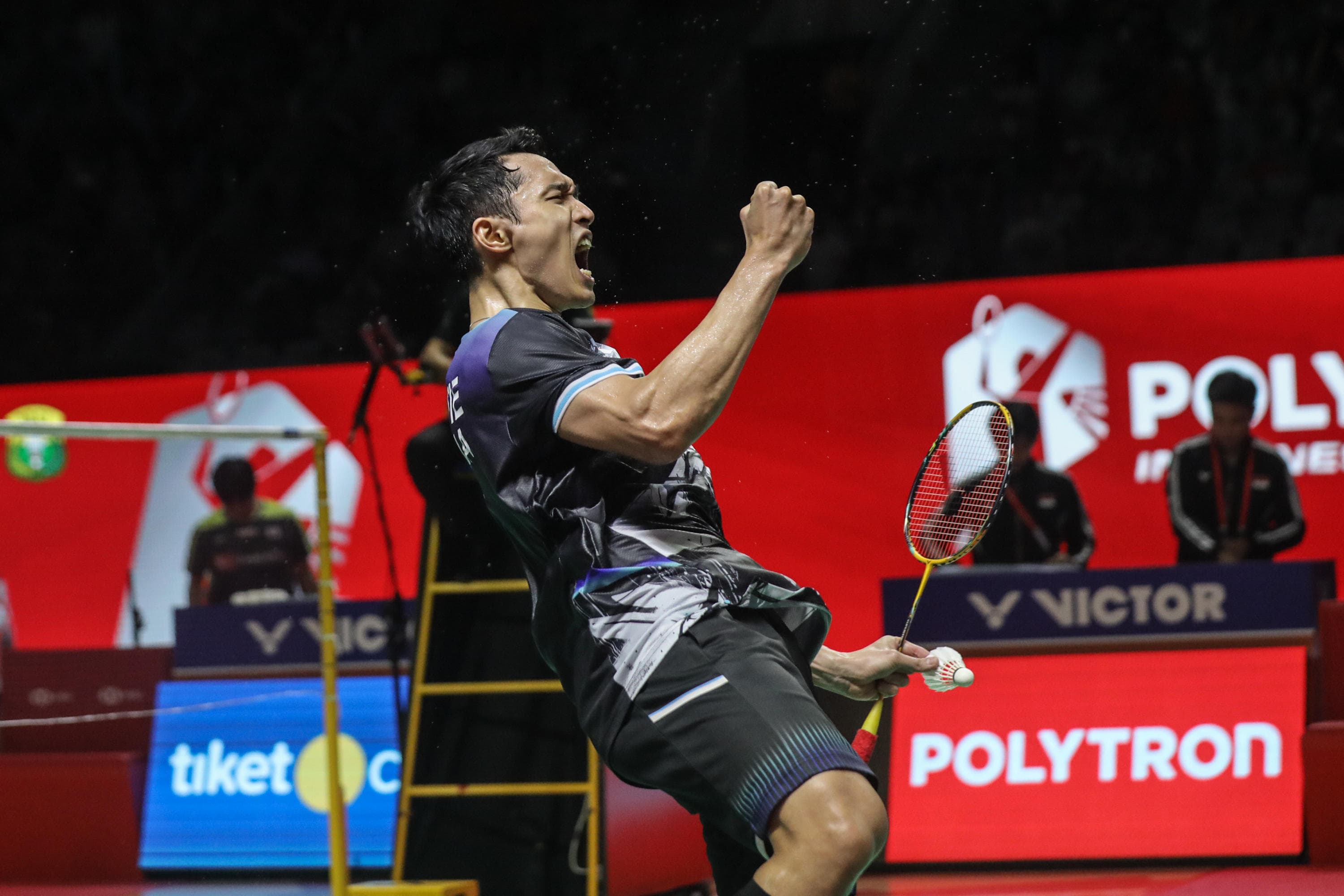 Pebulu tangkis tunggal putra Indonesia Jonatan Christie melakukan selebrasi usai memenangi pertandingan melawan pebulu tangkis tunggal Jepang Yushi Tanaka dalam babak delapa besar Polytron Indonesia Open 2026 di Istora Senayan, Jakarta, Jumat (5/6/2026). AKURAT.CO/Endra Prakoso