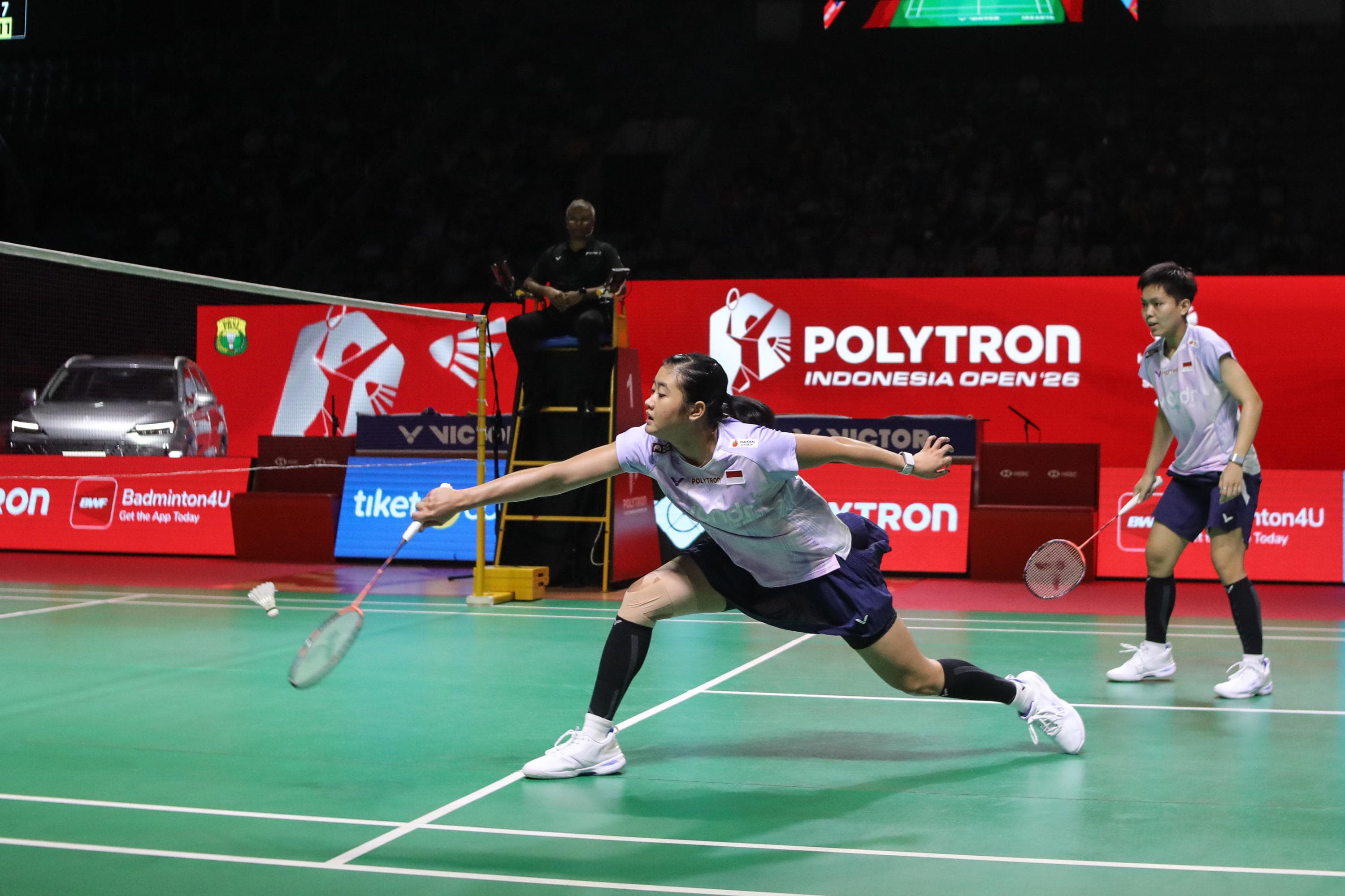 Pebulu tangkis ganda putri Indonesia Amallia Cahaya Pratiwi/Siti Fadia Silva Ramadhanti mengembalikan kok ke arah pebulu tangkis putri Jepang Yuki Fukushima/Mayu Matsumoto pada babak 8 besar Polytron Indonesia Open 2026 di Istora Senayan, Jakarta, Jumat (5/6/2026). AKURAT.CO/Endra Prakoso
