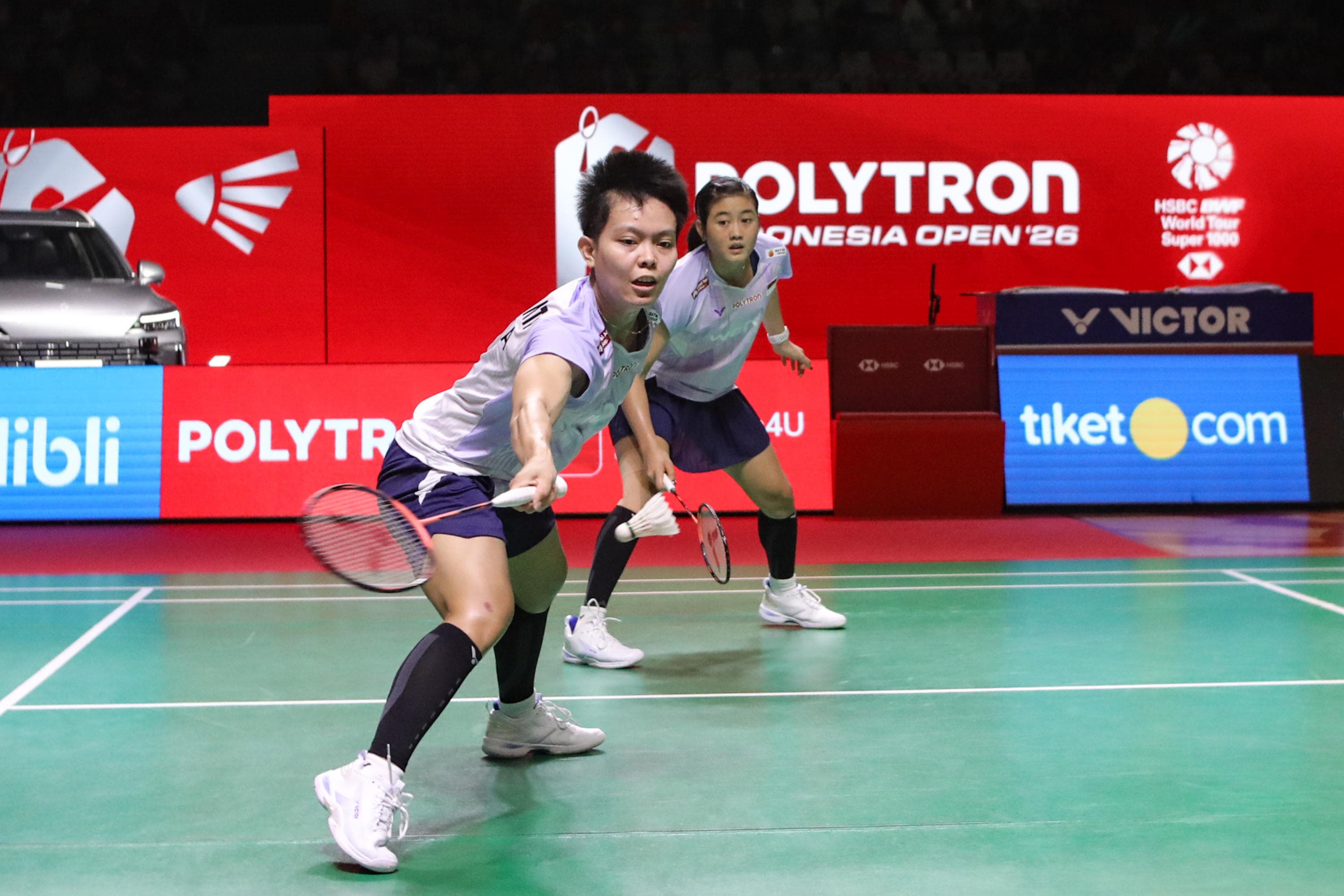 Pebulu tangkis ganda putri Indonesia Amallia Cahaya Pratiwi/Siti Fadia Silva Ramadhanti mengembalikan kok ke arah pebulu tangkis putri Jepang Yuki Fukushima/Mayu Matsumoto pada babak 8 besar Polytron Indonesia Open 2026 di Istora Senayan, Jakarta, Jumat (5/6/2026). AKURAT.CO/Endra Prakoso