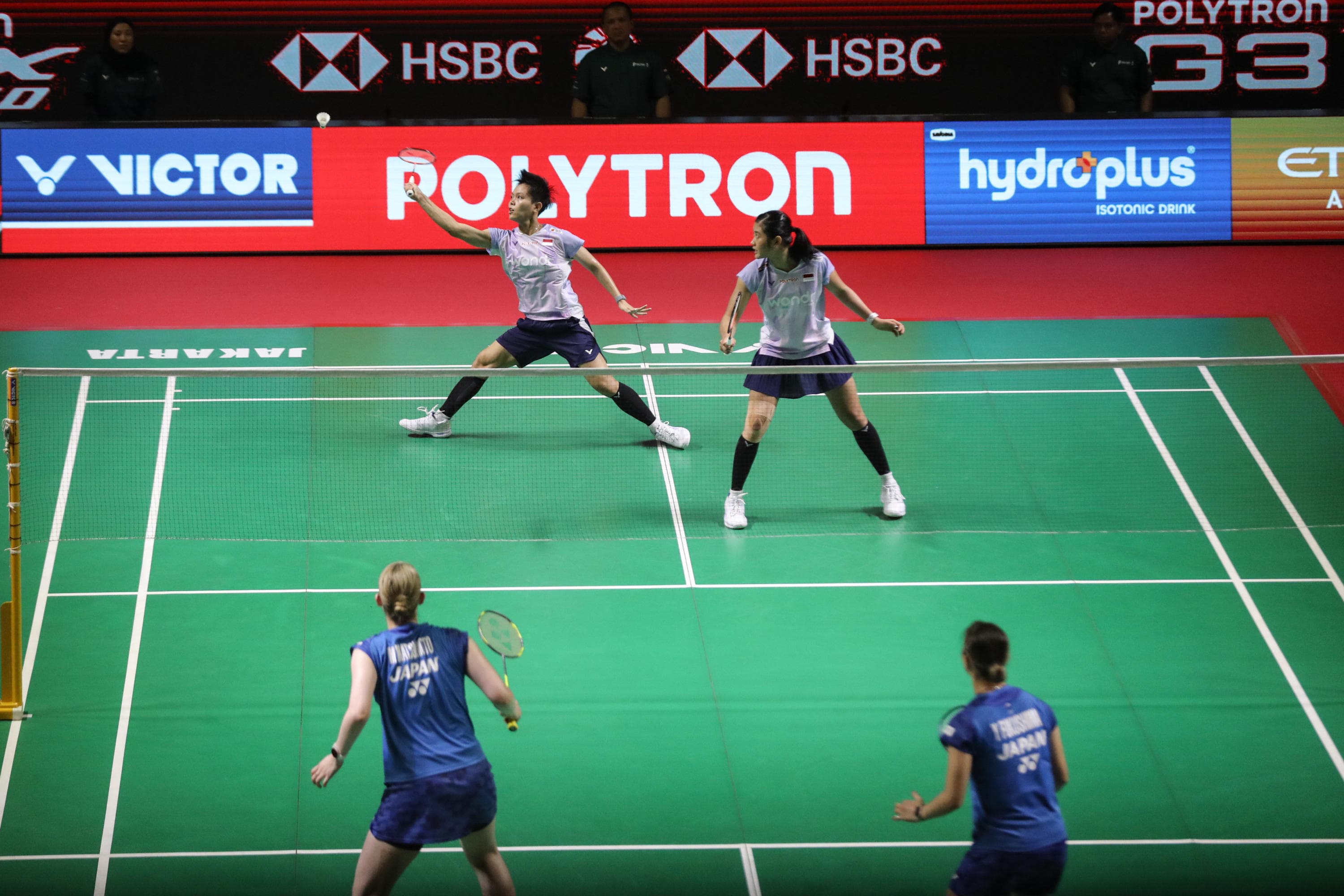 Pebulu tangkis ganda putri Indonesia Amallia Cahaya Pratiwi/Siti Fadia Silva Ramadhanti mengembalikan kok ke arah pebulu tangkis putri Jepang Yuki Fukushima/Mayu Matsumoto pada babak 8 besar Polytron Indonesia Open 2026 di Istora Senayan, Jakarta, Jumat (5/6/2026). AKURAT.CO/Endra Prakoso