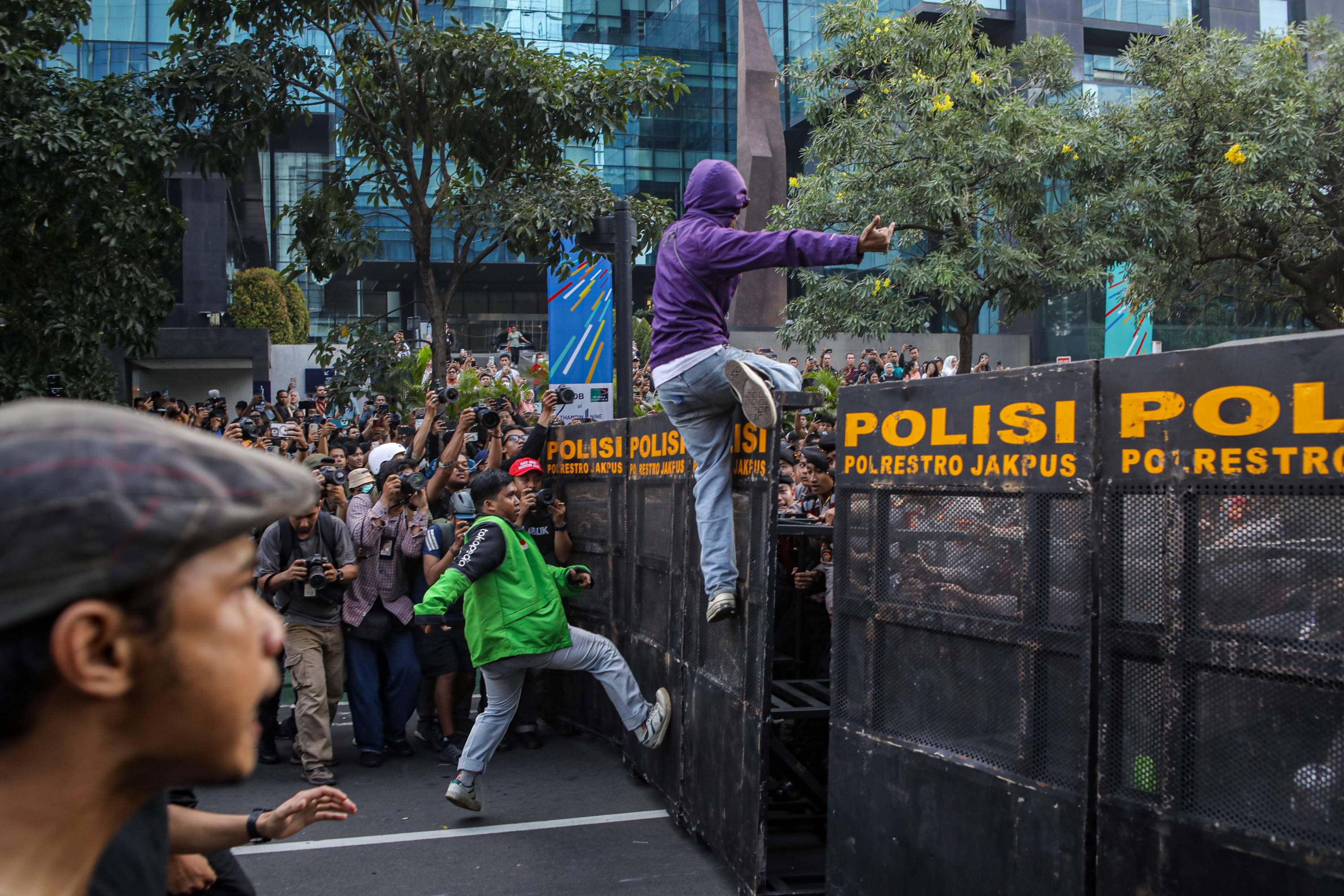 Massa melakukan aksi demonstrasi di Jalan Jenderal Sudirman, Jakarta, Jumat (12/6/2026).  AKURAT.CO/Endra Prakoso