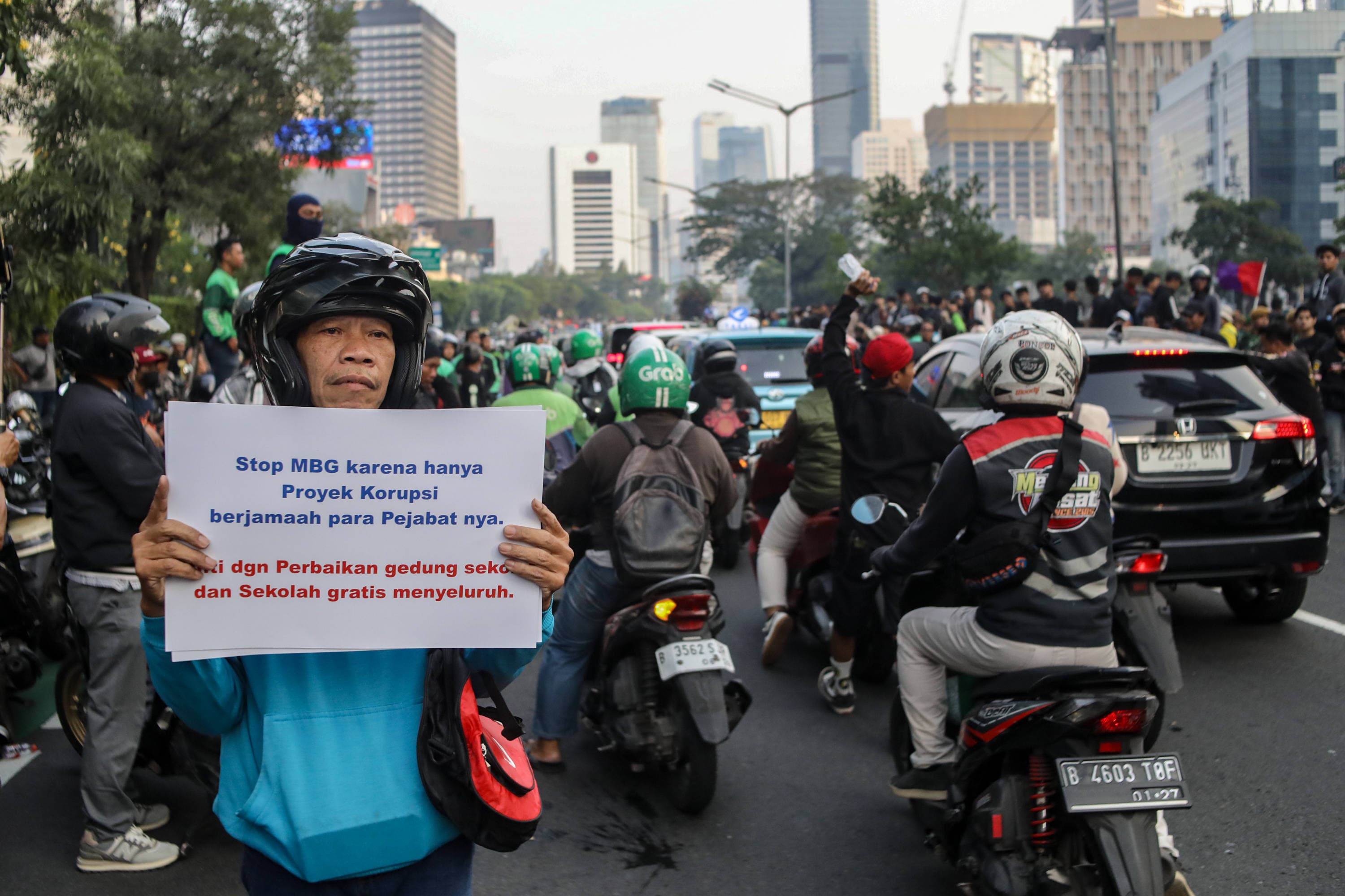 Massa melakukan aksi demonstrasi di Jalan Jenderal Sudirman, Jakarta, Jumat (12/6/2026).  AKURAT.CO/Endra Prakoso