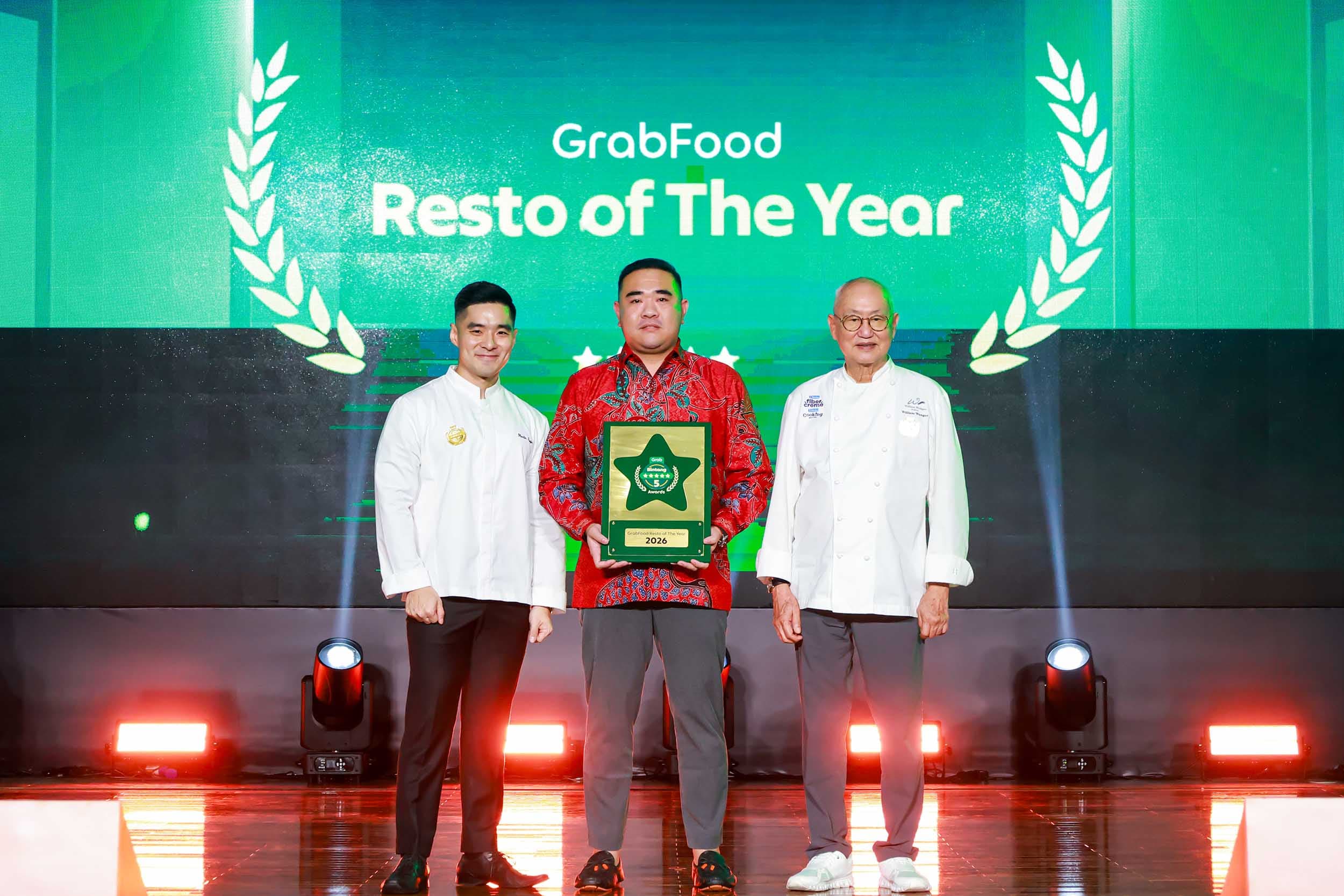 (Dari kiri ke kanan) Chef Martin Praja; perwakilan dari Warung Sambel Damas sebagai pemenang kategori GrabFood Resto of The Year dan Chef William Wongso, dalam Acara Penganugerahan Grab Bintang 5 Awards di Gedung Sapta Pesona