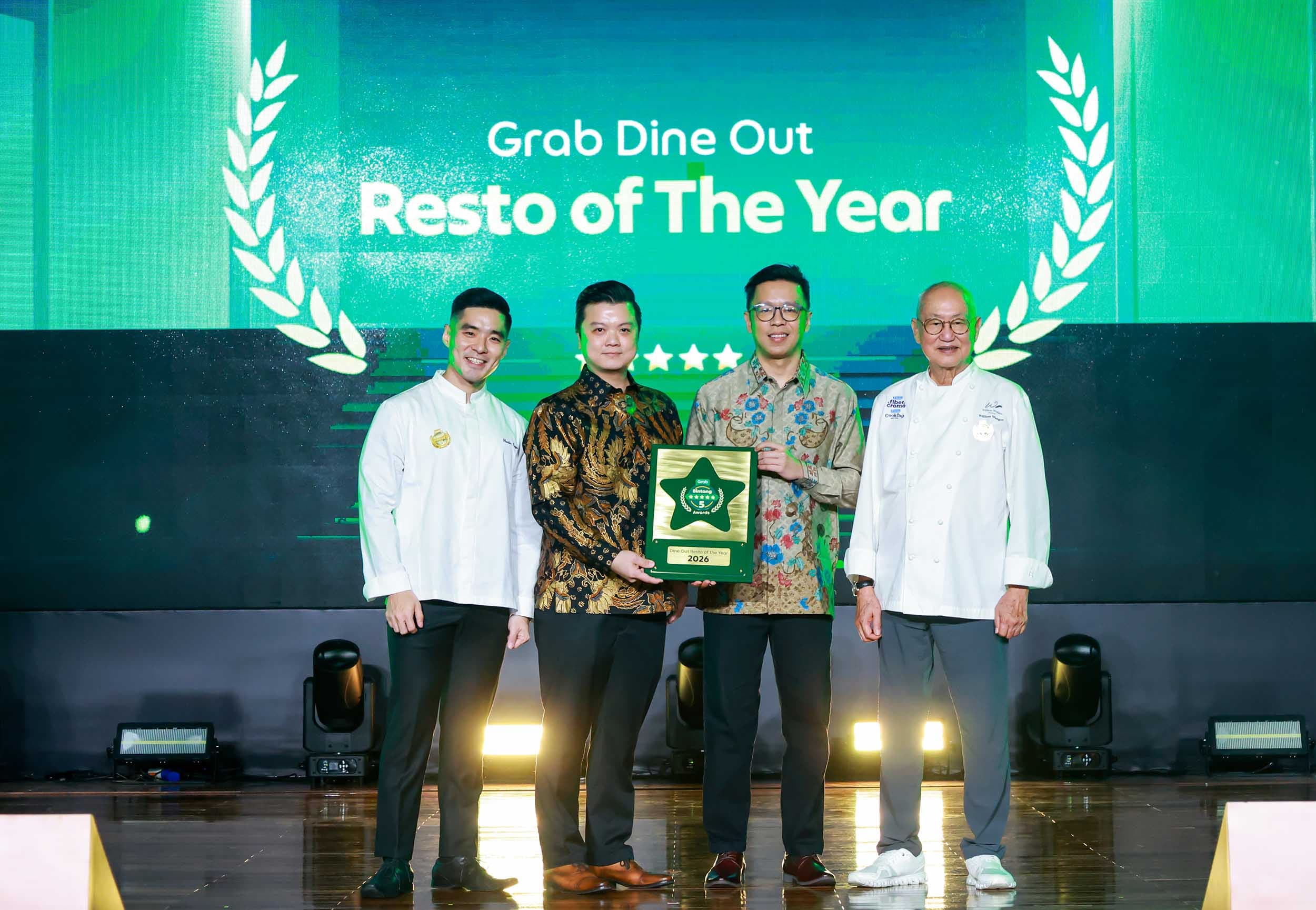 (Dari kiri ke kanan) Chef Martin Praja; perwakilan dari Restoran Angke sebagai pemenang kategori Grab Dine Out Resto of The Year dan Chef William Wongso, dalam Acara Penganugerahan Grab Bintang 5 Awards di Gedung Sapta Pesona