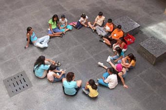 Cara Mengajarkan Anak Autis Bersosialisasi dengan Teman