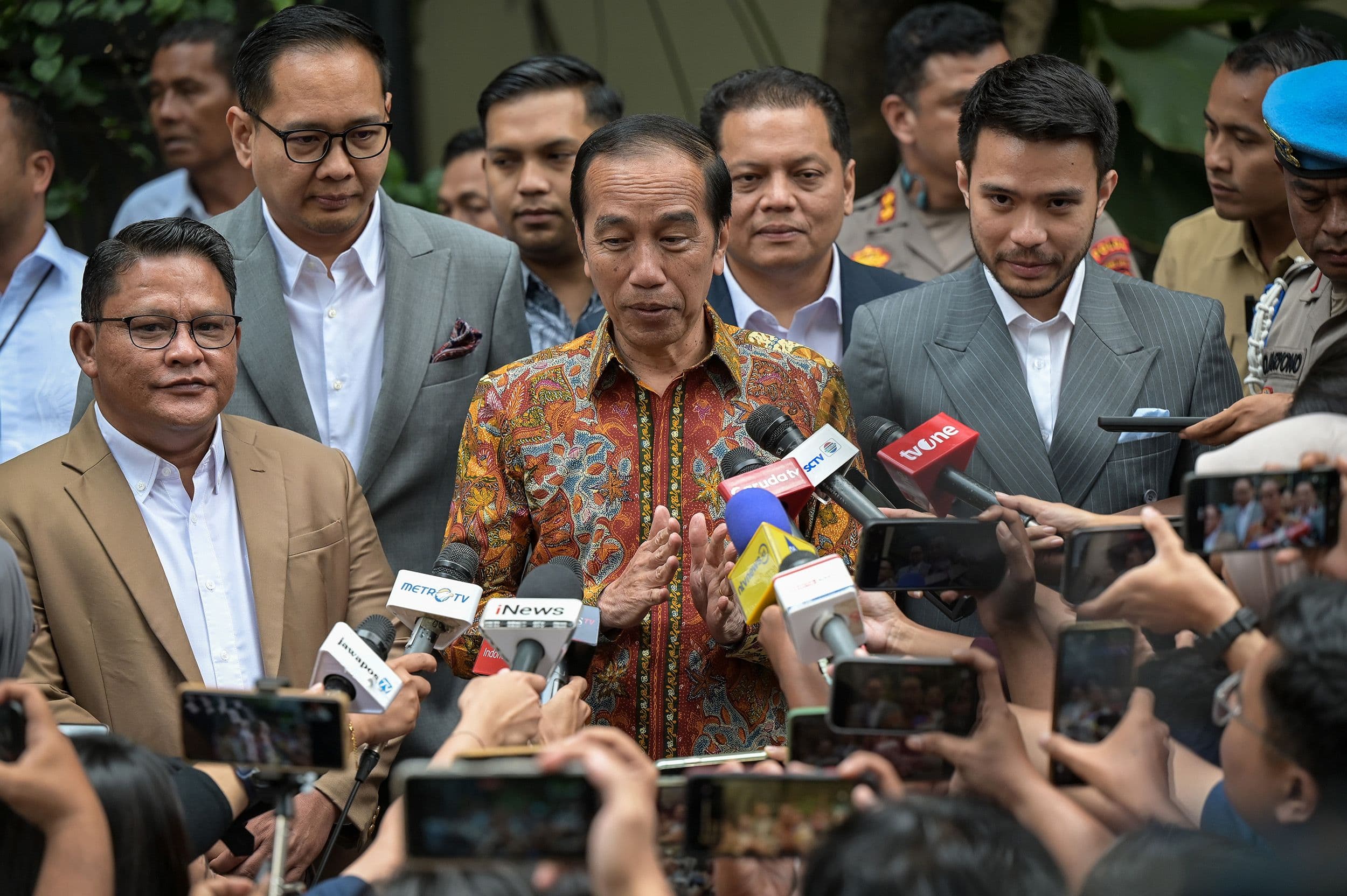 Roy Suryo Ditangkap, Jokowi Siap Hadir di Persidangan dan Tunjukkan Ijazah Asli