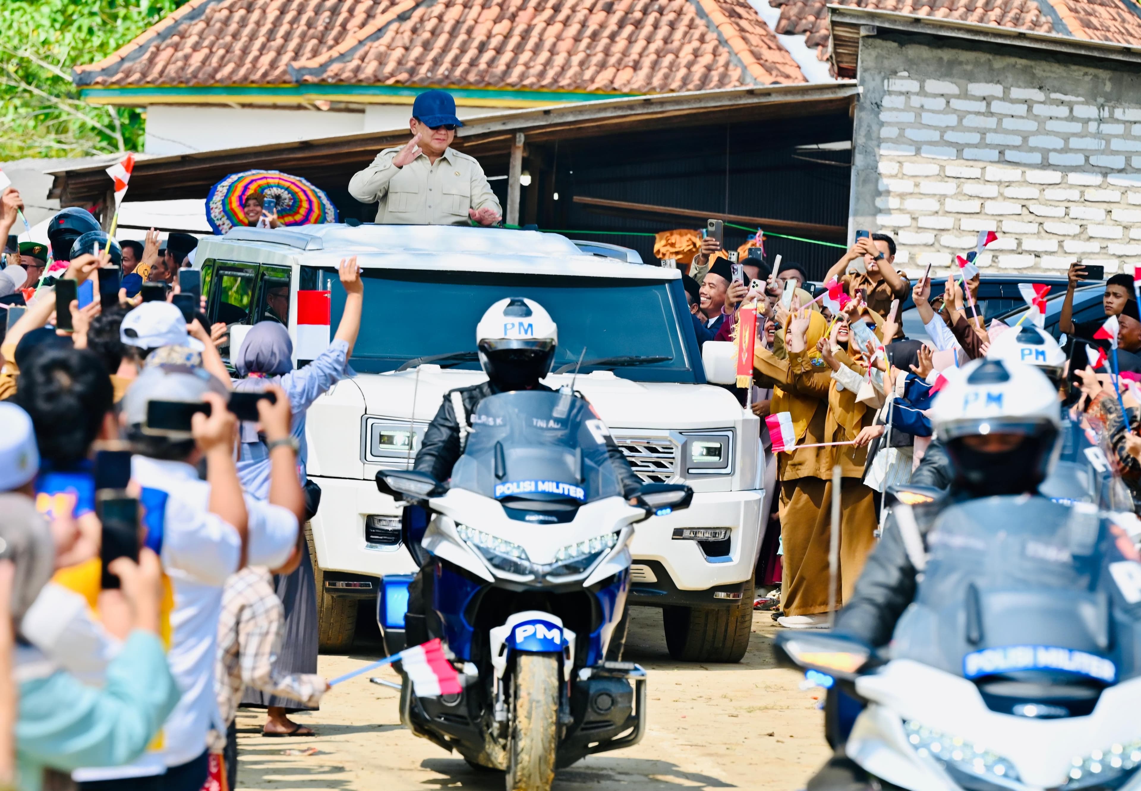 Penuh Semangat dan Kegembiraan, Masyarakat Antusias Sambut Prabowo di Pulau Madura