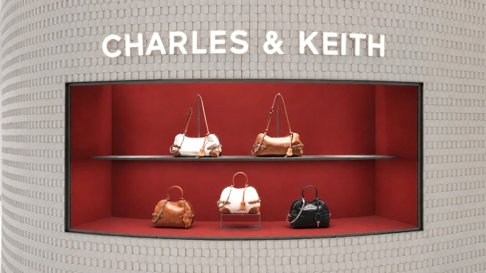 ​Gandeng Kim You Jung Jadi Brand Ambassador Baru, CHARLES & KEITH Rilis Koleksi Summer's Calling